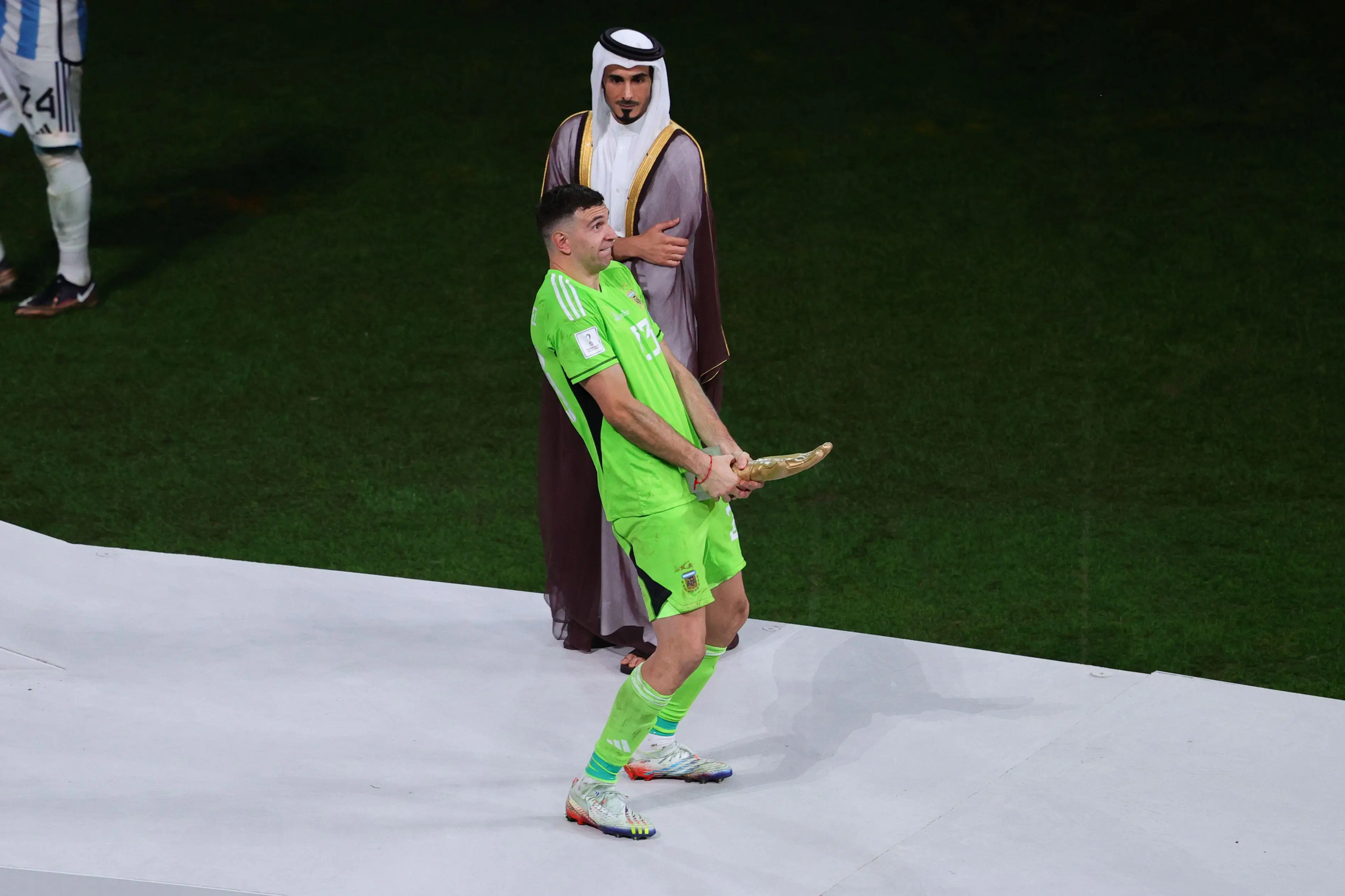 Emiliano Martinez with is award.