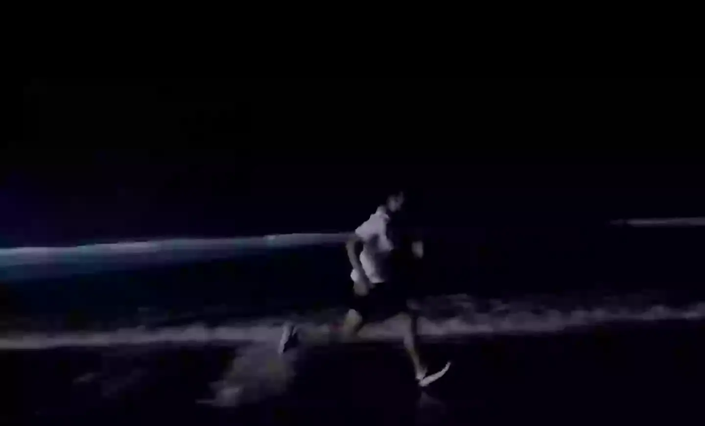 The man has become an icon for his beach running antics (Mitele)