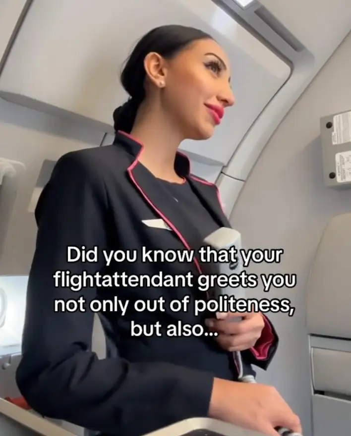 Rania when welcoming people onboard a flight. (TikTok/@itsmekikooooo)