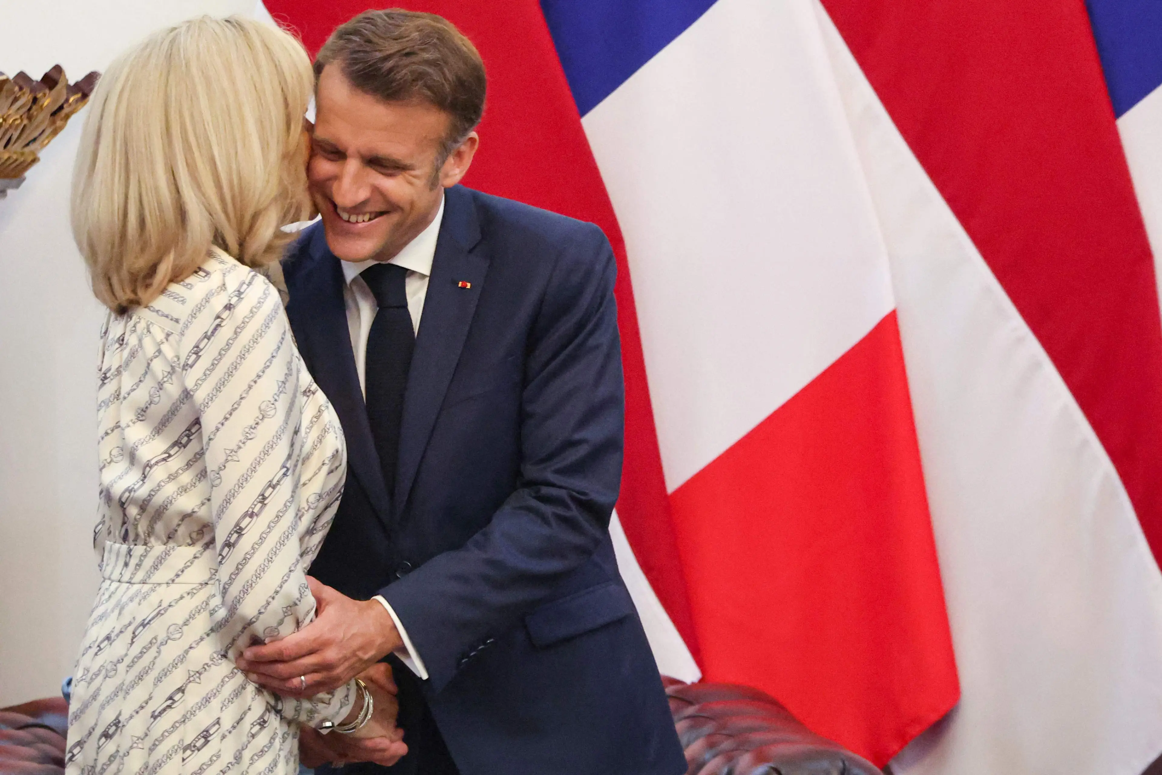 The body language expert alleges they've been nearing 'overkill' to make up for it. ( LUDOVIC MARIN/AFP via Getty Images)