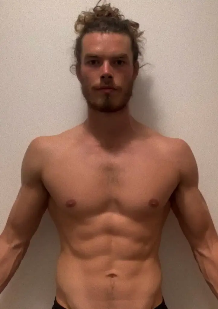 The actor lost 26kg from this point (Instagram/@samcorlett)