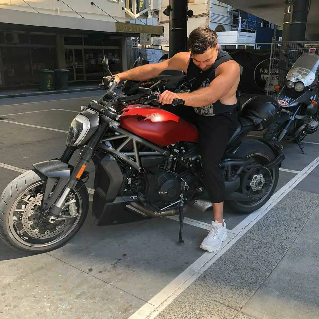 Lyall is an amateur MMA fighter.