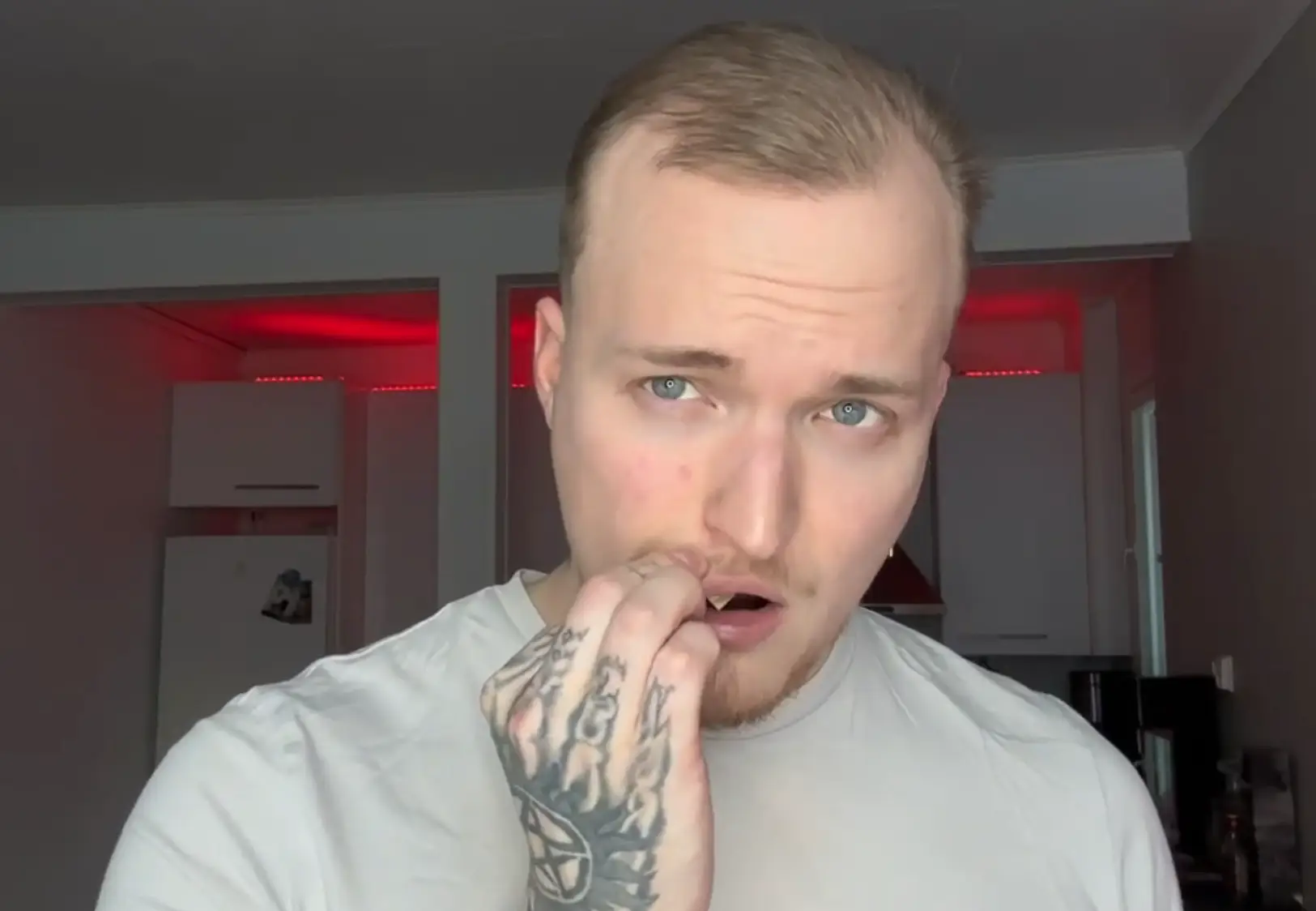 He had to take it out after a few minutes and go for a lie down (YouTube/SnusLabs)