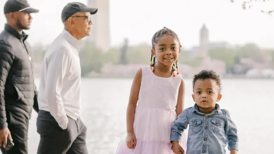 Family unknowingly photobombed by one of the most famous people in the world