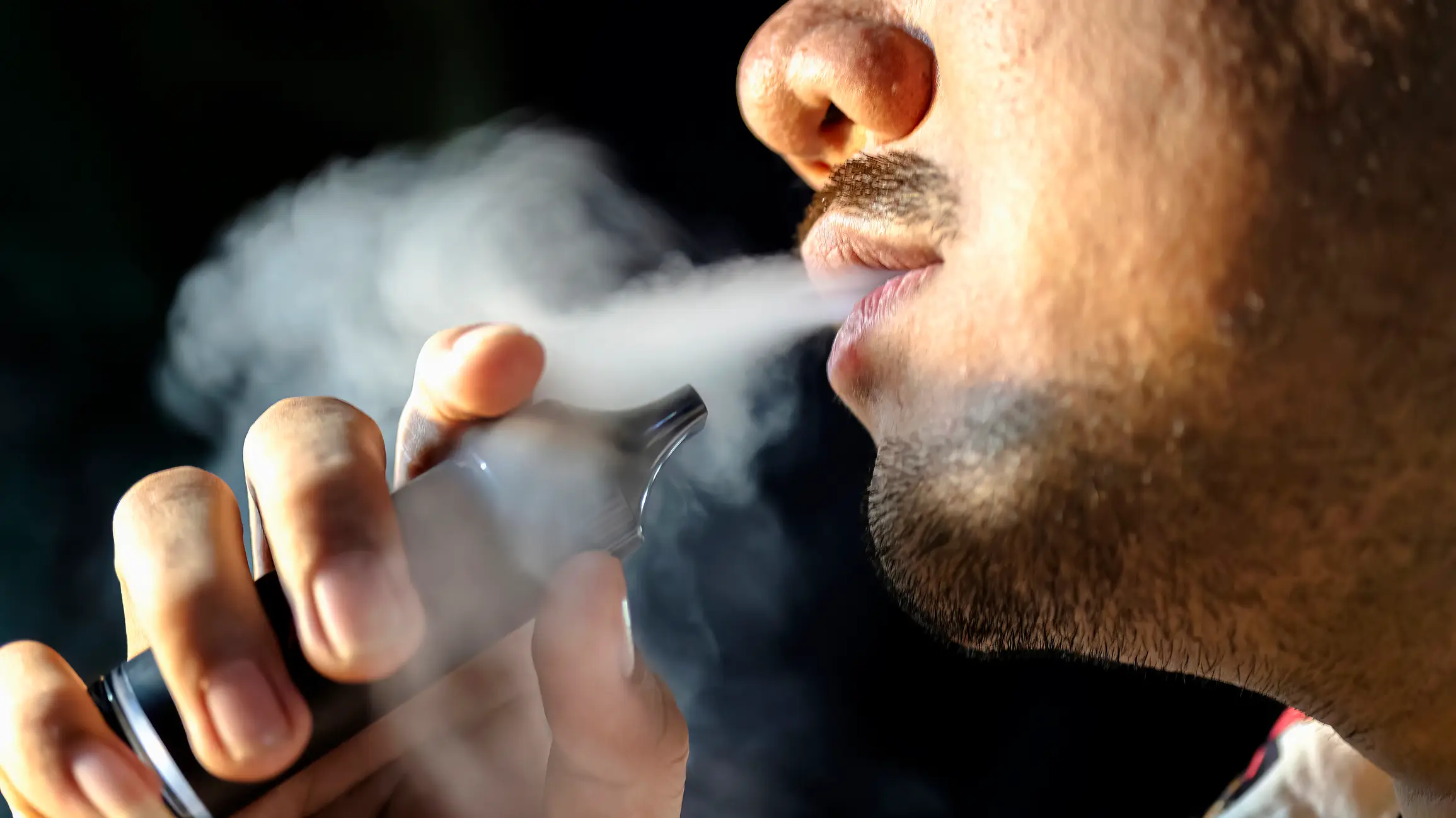 Vaping is an alternative to smoking cigs (Getty Stock)