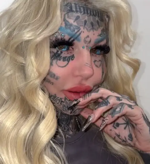 Amber's eyes are now blue (amberluke.666/Instagram)