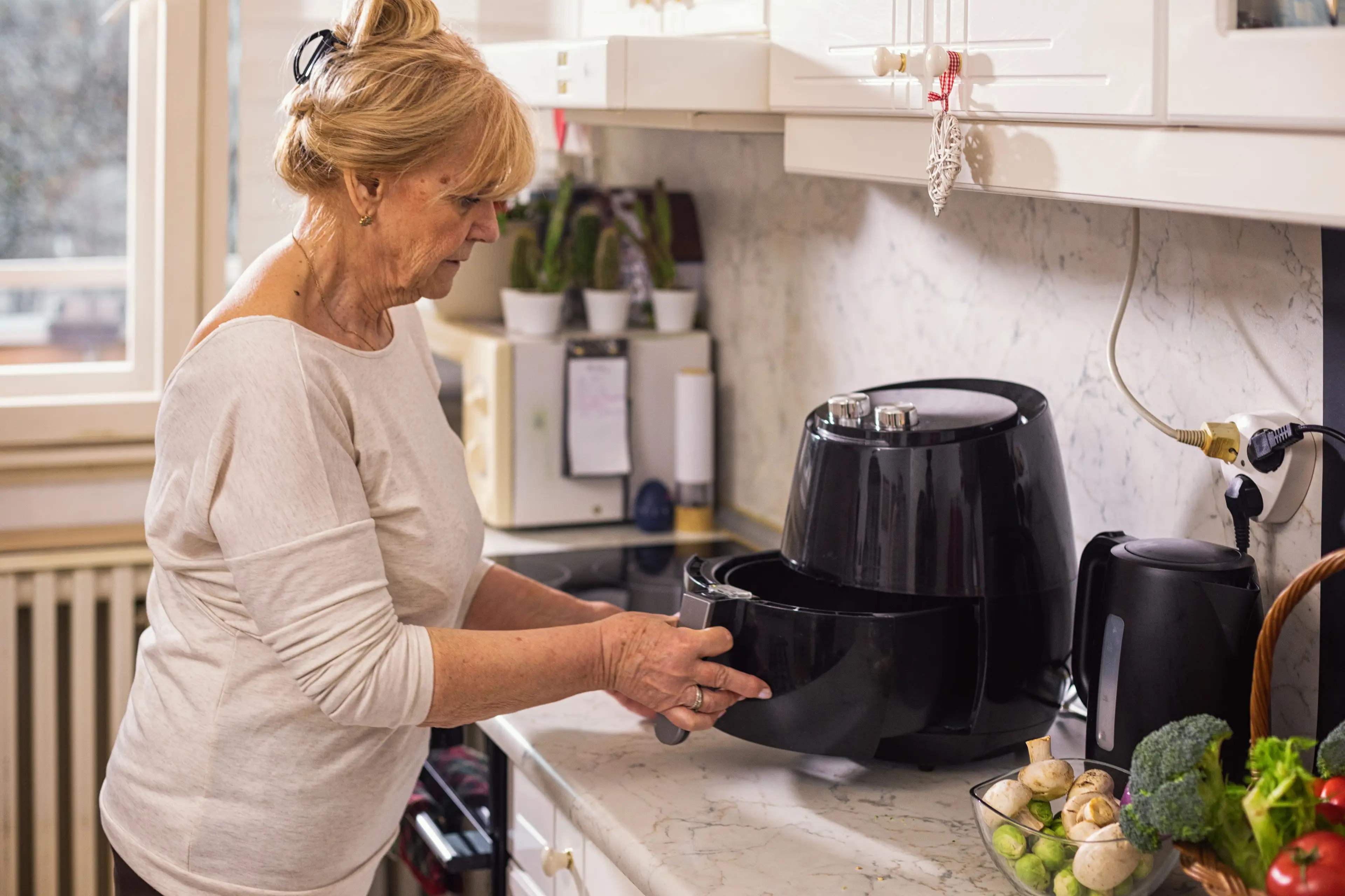 Bacon fat can drip, causing smoke and odours, as per the dietitian (Getty Stock Image)