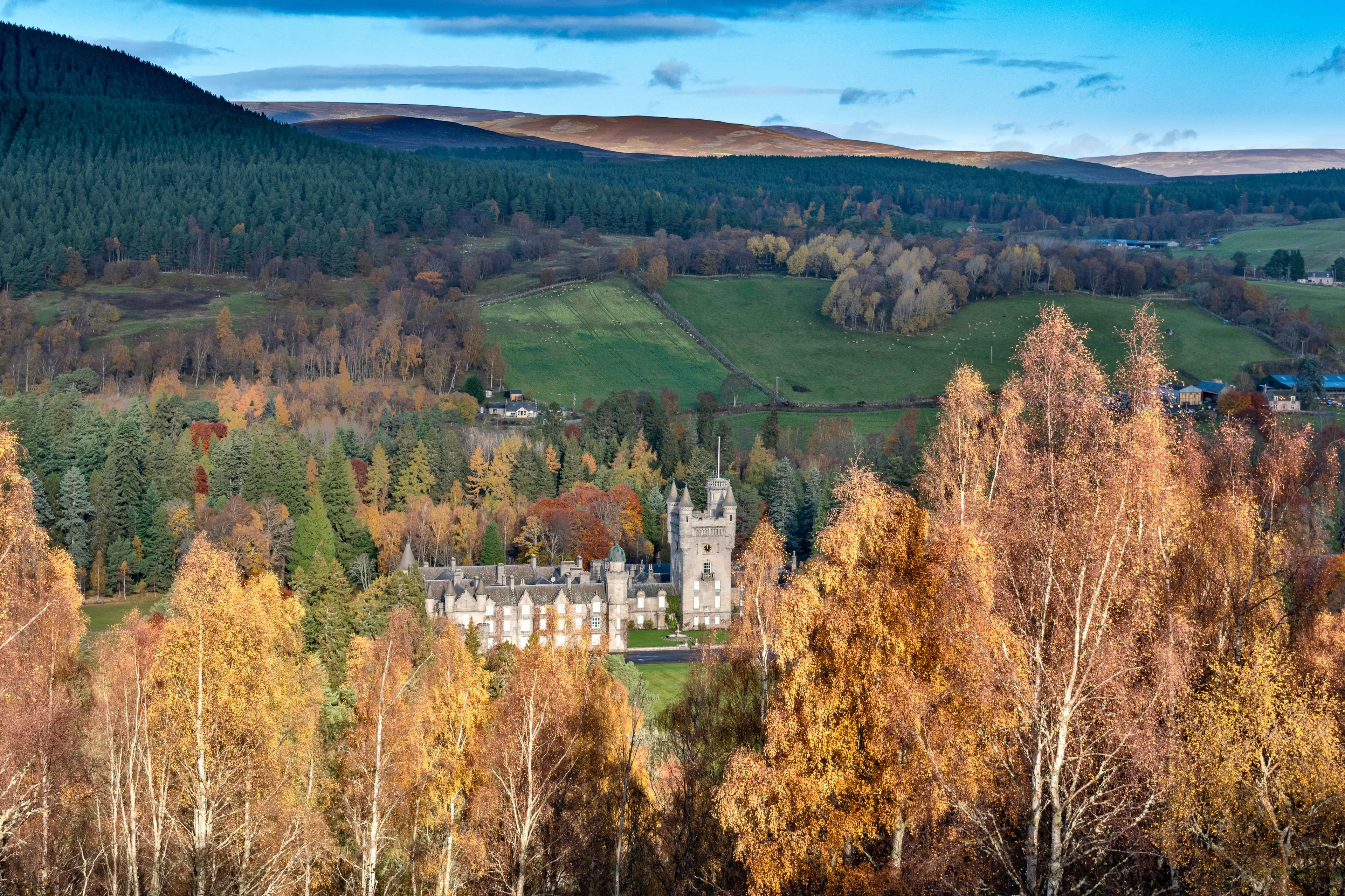 The Queen and Griffiths bumped into the two tourists near to Balmoral castle.