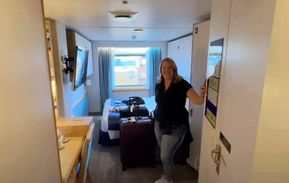 Lanette previously gave people a tour of her cabin, which costs £2,716 a month (YouTube/@livinglifeonacruise)