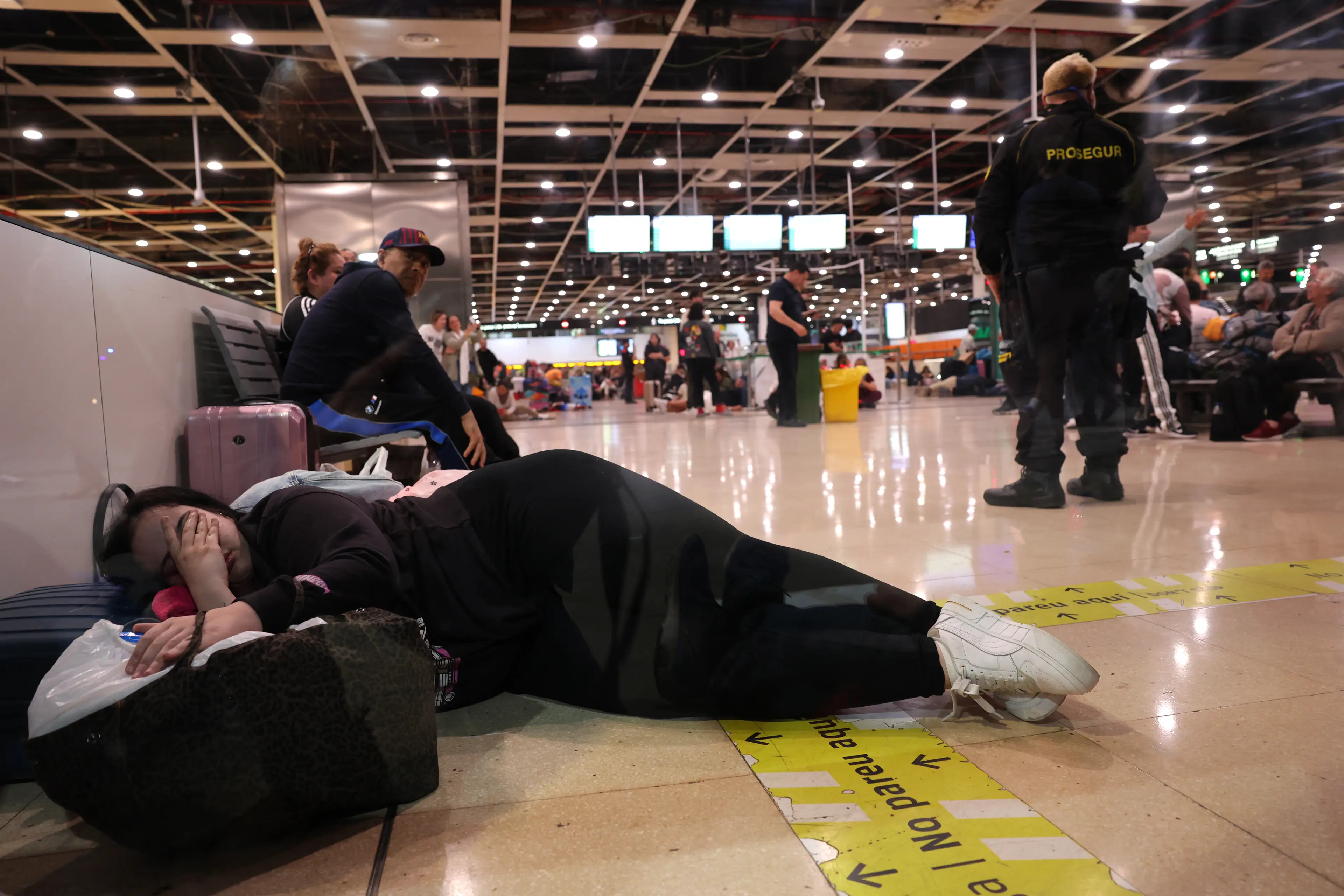 People were left stranded in stations. (LLUIS GENE/AFP via Getty Images)