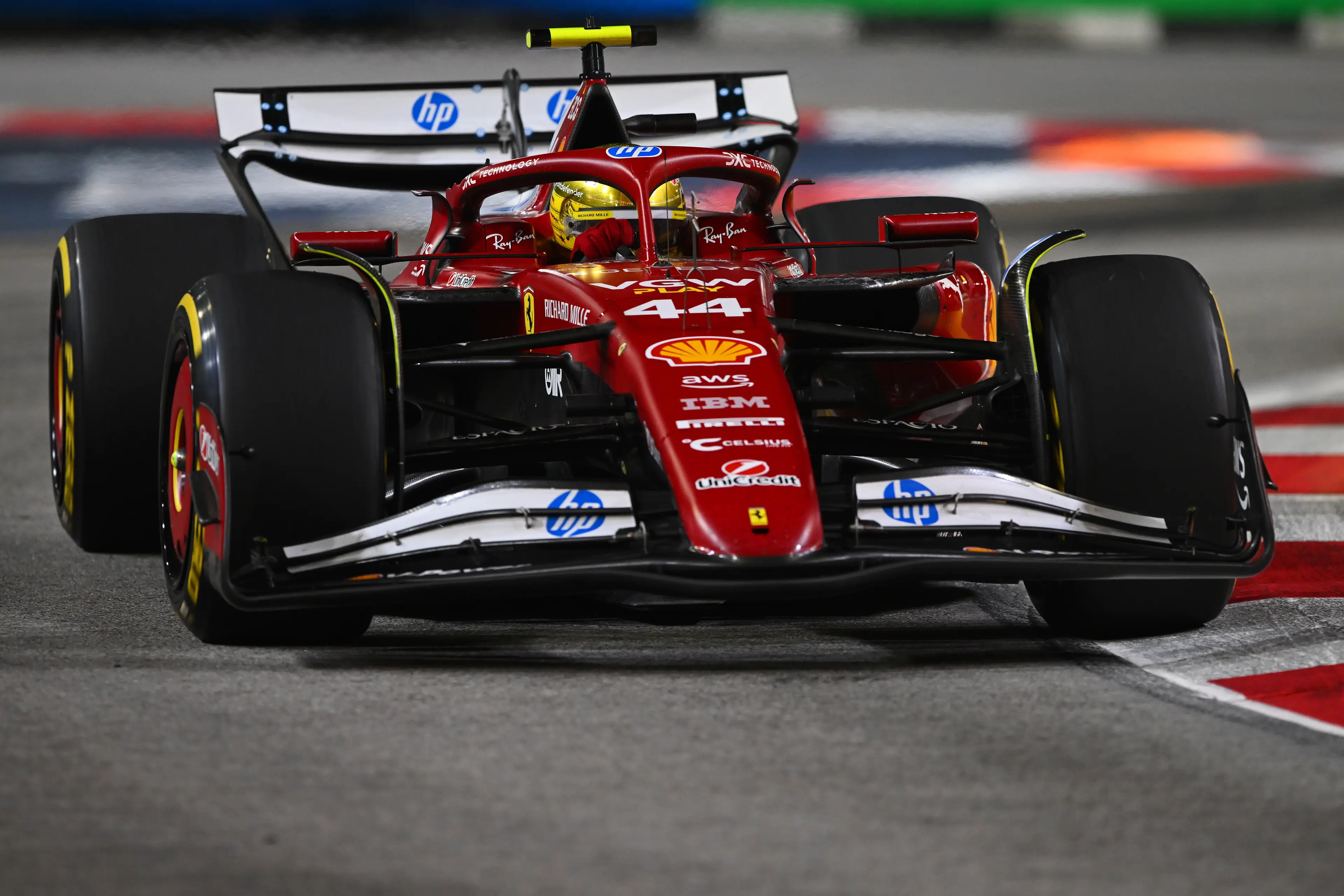 Lewis Hamilton driving at the Singapore GP. Image: Rudy Carezzevoli / Stringer via Getty