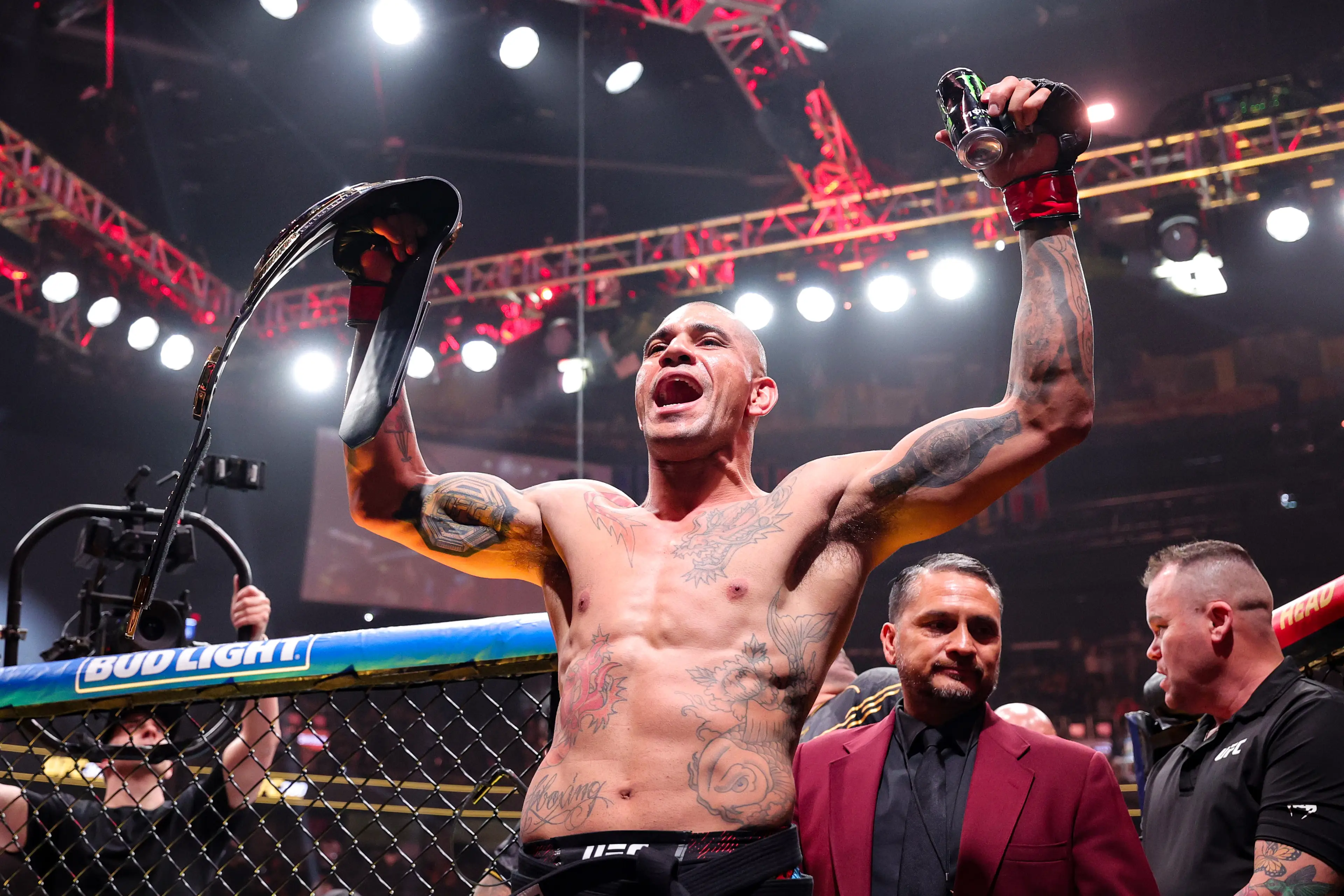 Alex Pereira celebrates defending his UFC light-heavyweight title. Image: Getty