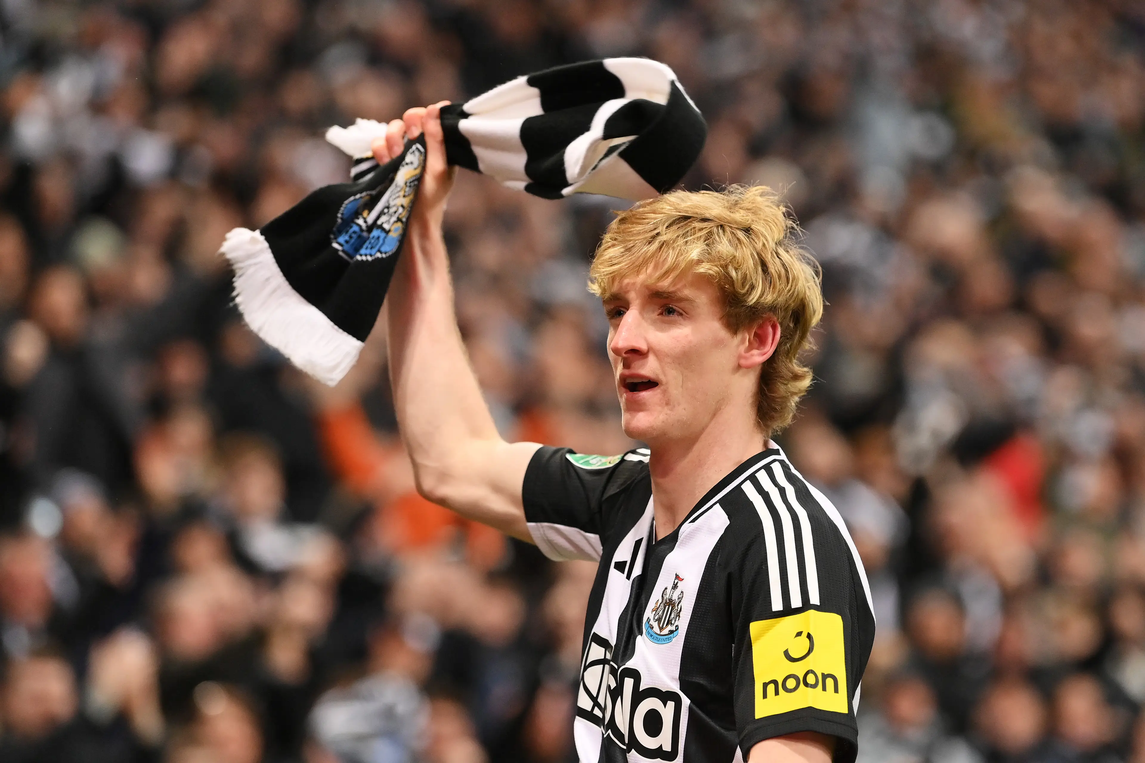 Anthony Gordon celebrates his goal against Arsenal. Image: Getty 