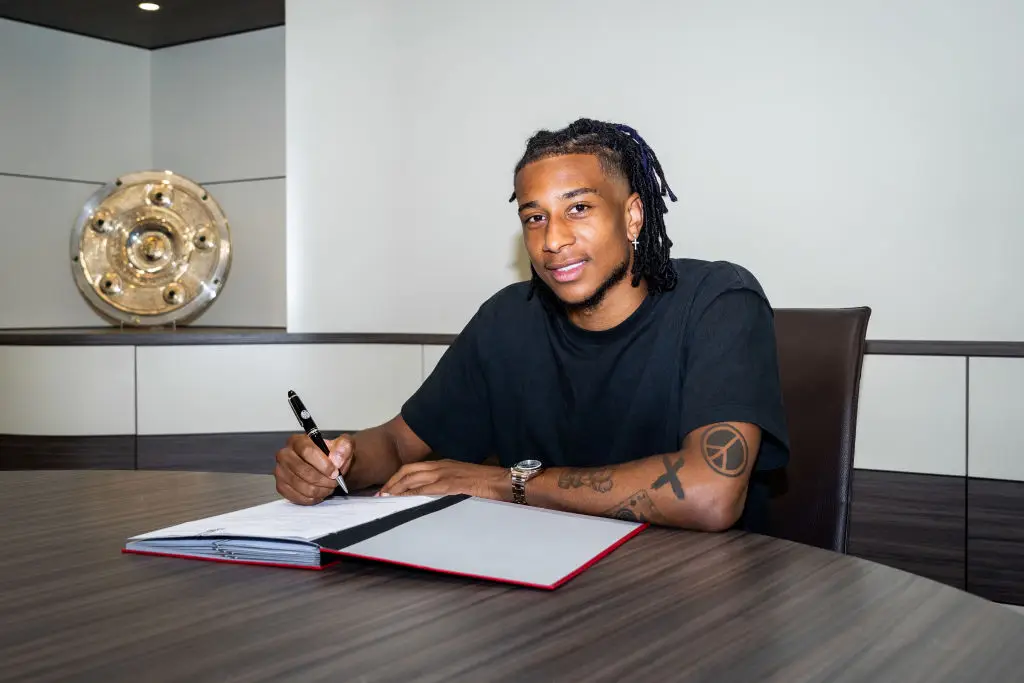 Michael Olise signing his Bayern Munich contract -