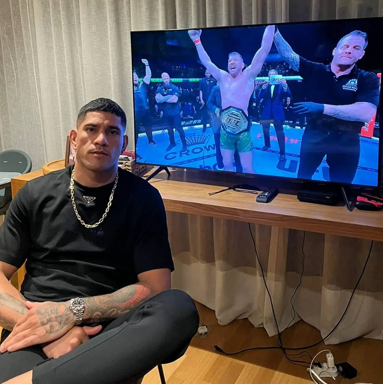 Alex Pereira issued a message to Dricus du Plessis following his victory at UFC 305. Image: Getty 