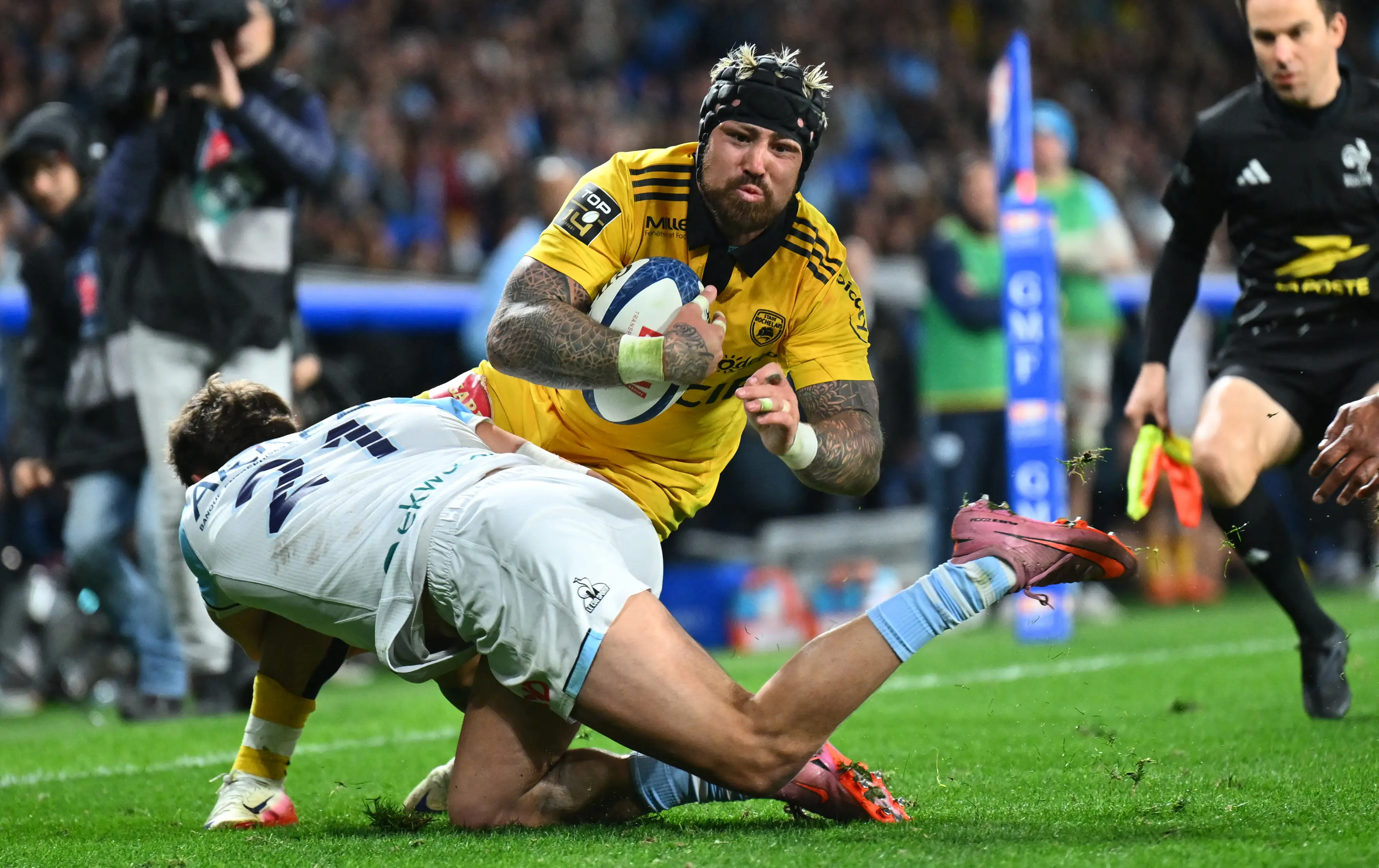   La Rochelle's English winger Jack Nowell is tackled during the French Top14 rugby union match between Aviron Bayonnais (Bayonne) and Stade Rochelais (Getty Images)