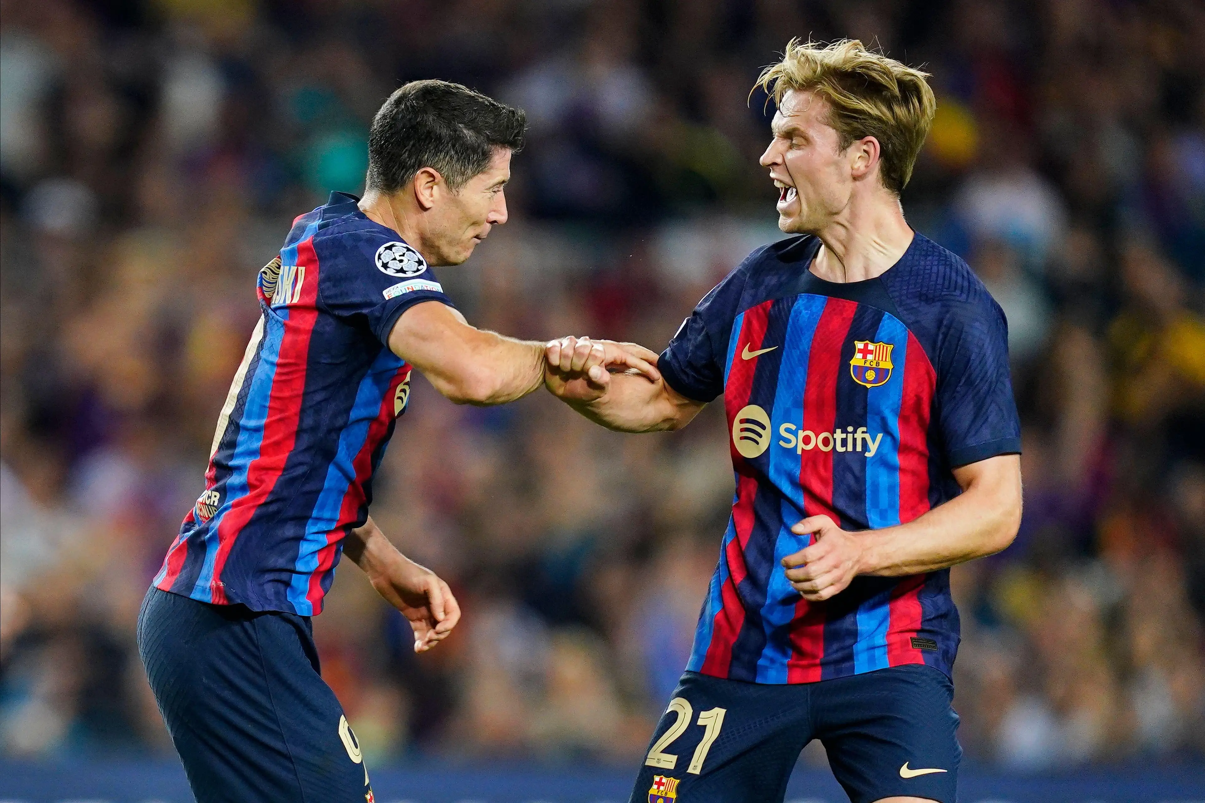 Lewandowski celebrates with Frenkie de Jong. (Image