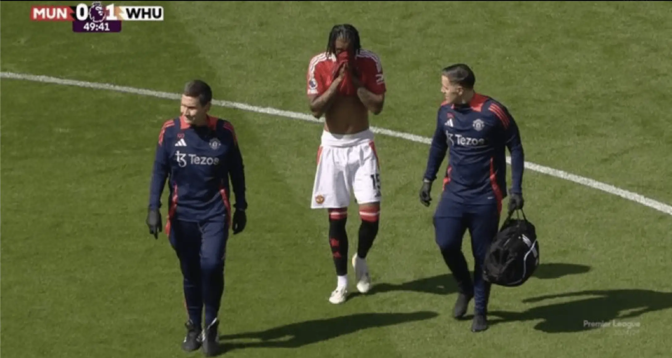 Leny Yoro limped off with an injury during Man Utd's Premier League clash against West Ham (Image: Premier League)