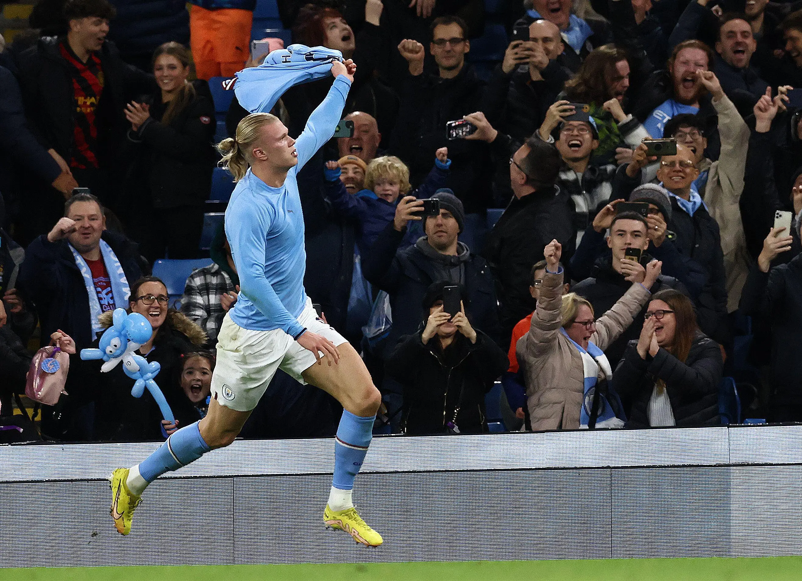 Erling Haaland of Manchester City celebrates scoring the winning goal during the Premier League match at the Etihad Stadium. (Alamy)