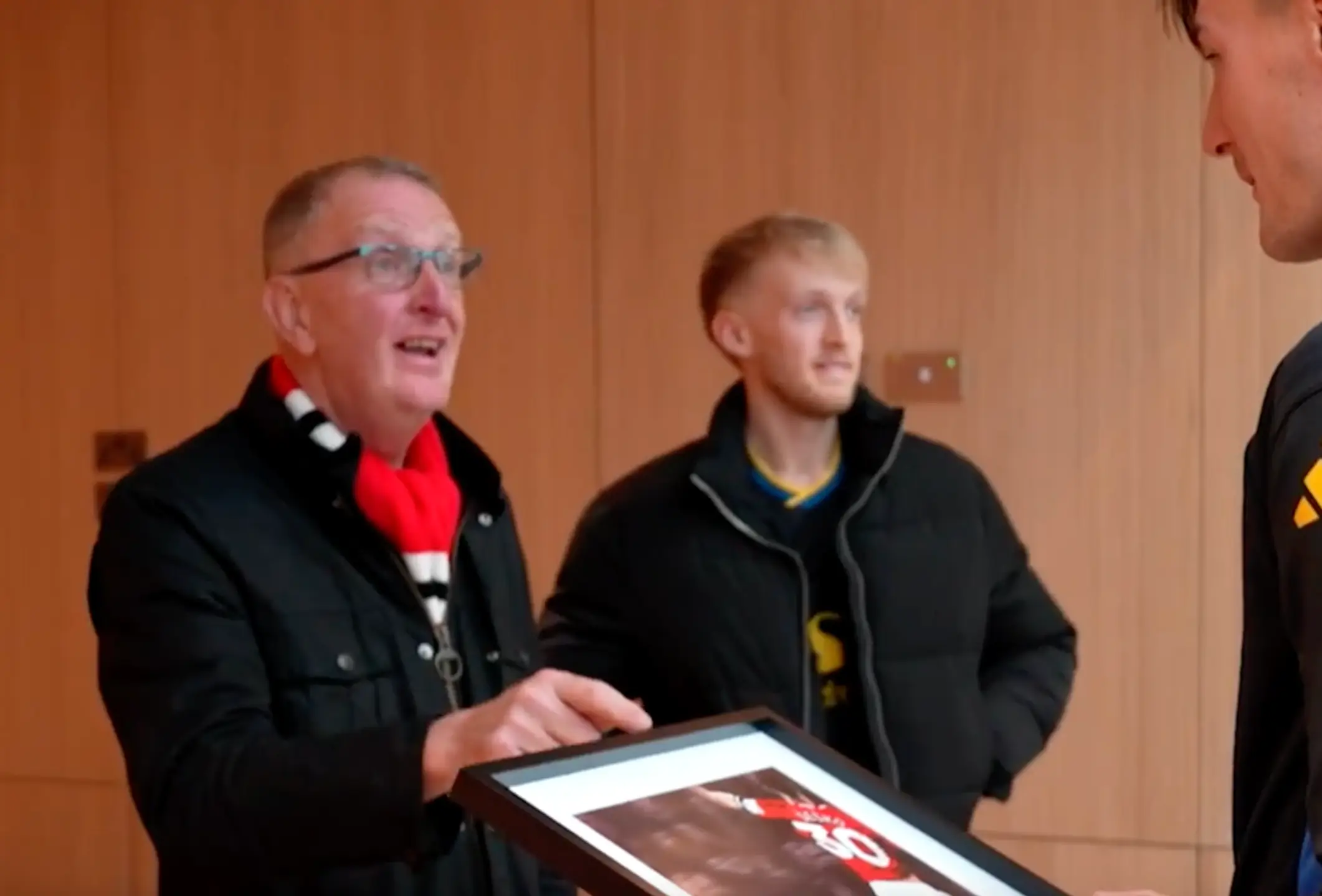 Man Utd fan Stuart Heaton gifted Sesko a framed picture of the moment. Image credit: MUTV