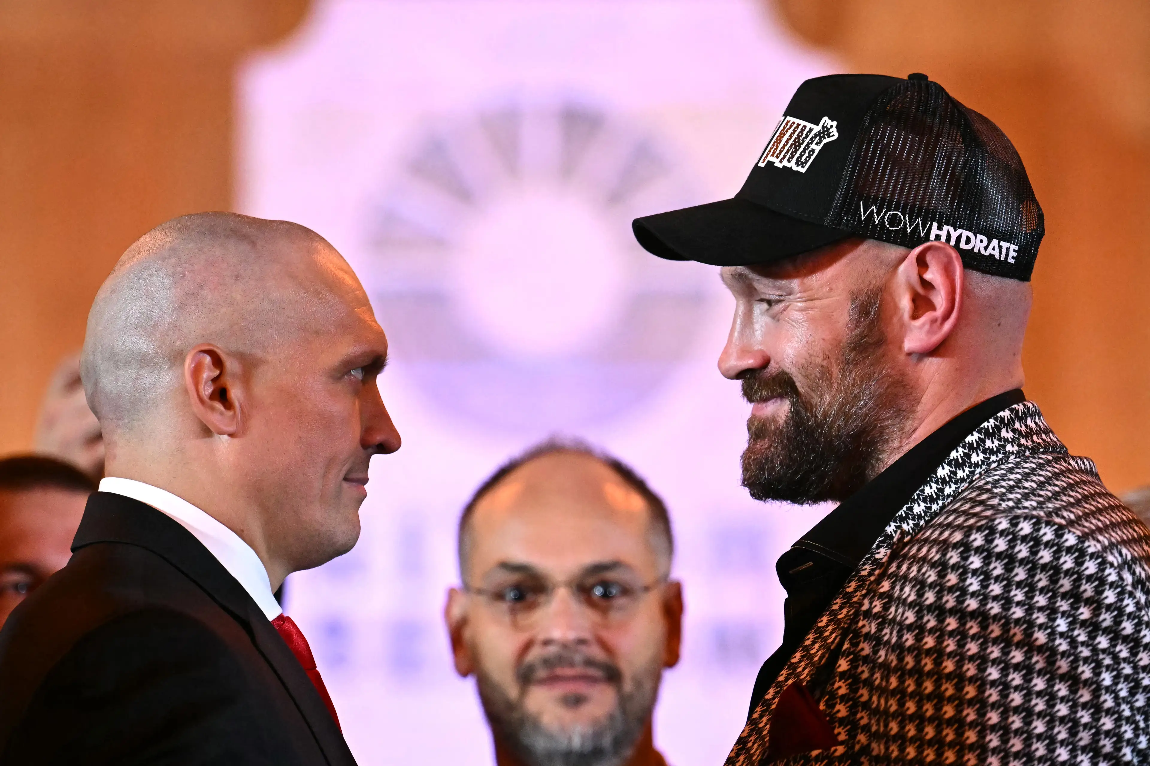 Oleksandr Usyk and Tyson Fury face off ahead of their rematch. Image: Getty 