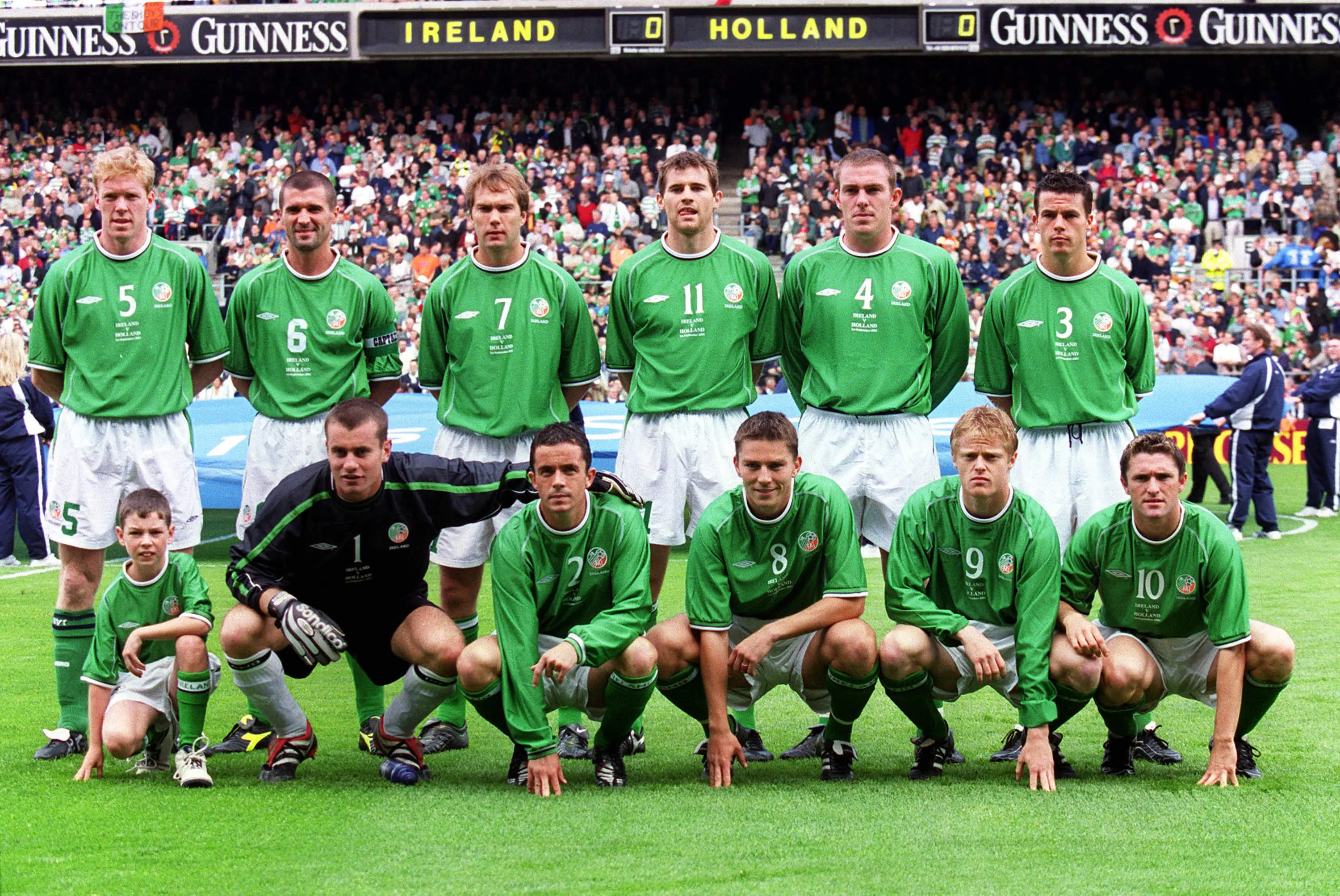 Keane and McAteer stand next to each other ahead of a World Cup qualifier against the Netherlands in 2001. Image credit: Getty