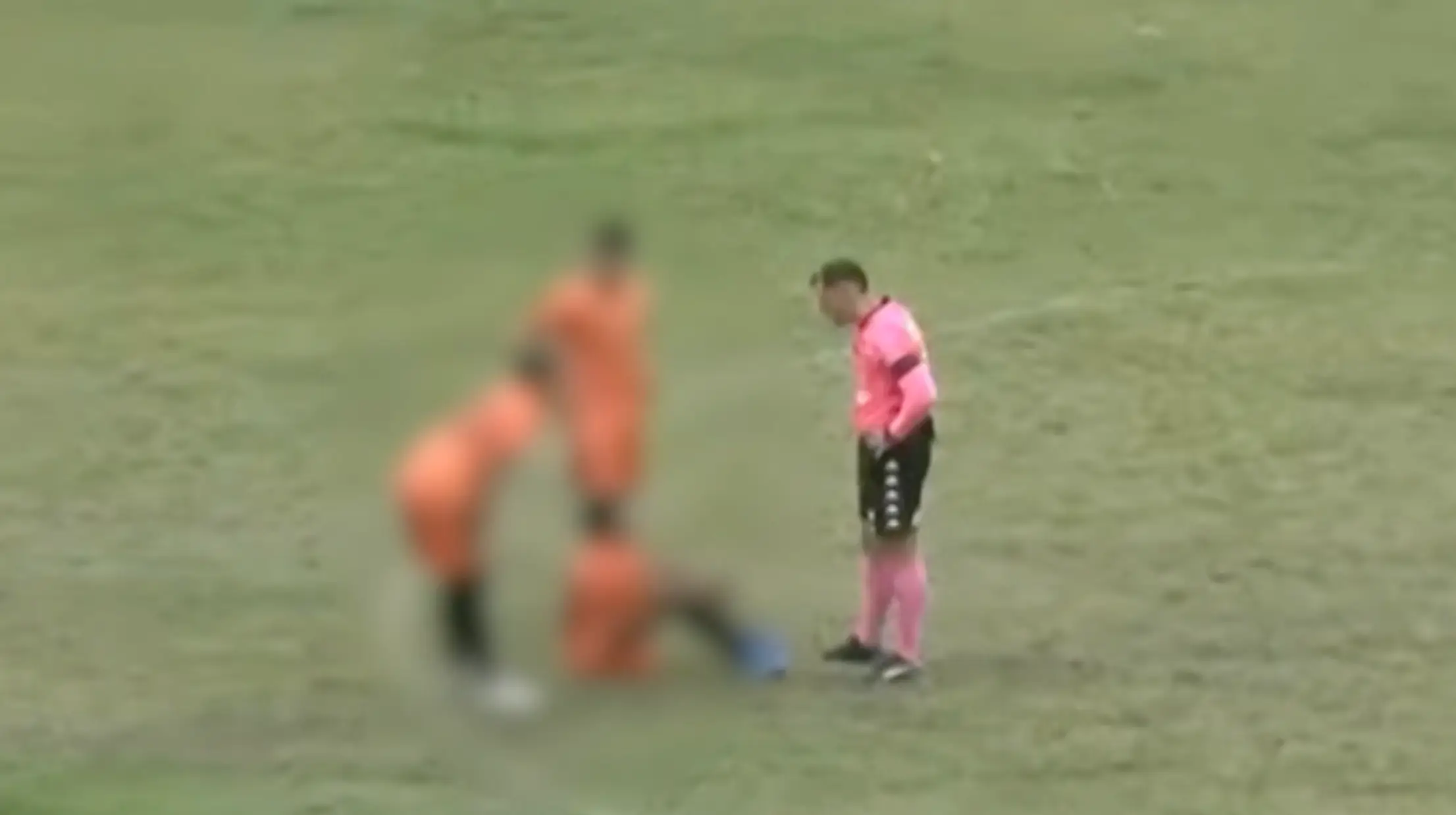 The referee reported that the boy sat on the field crying following the insults. Image credit: Globo