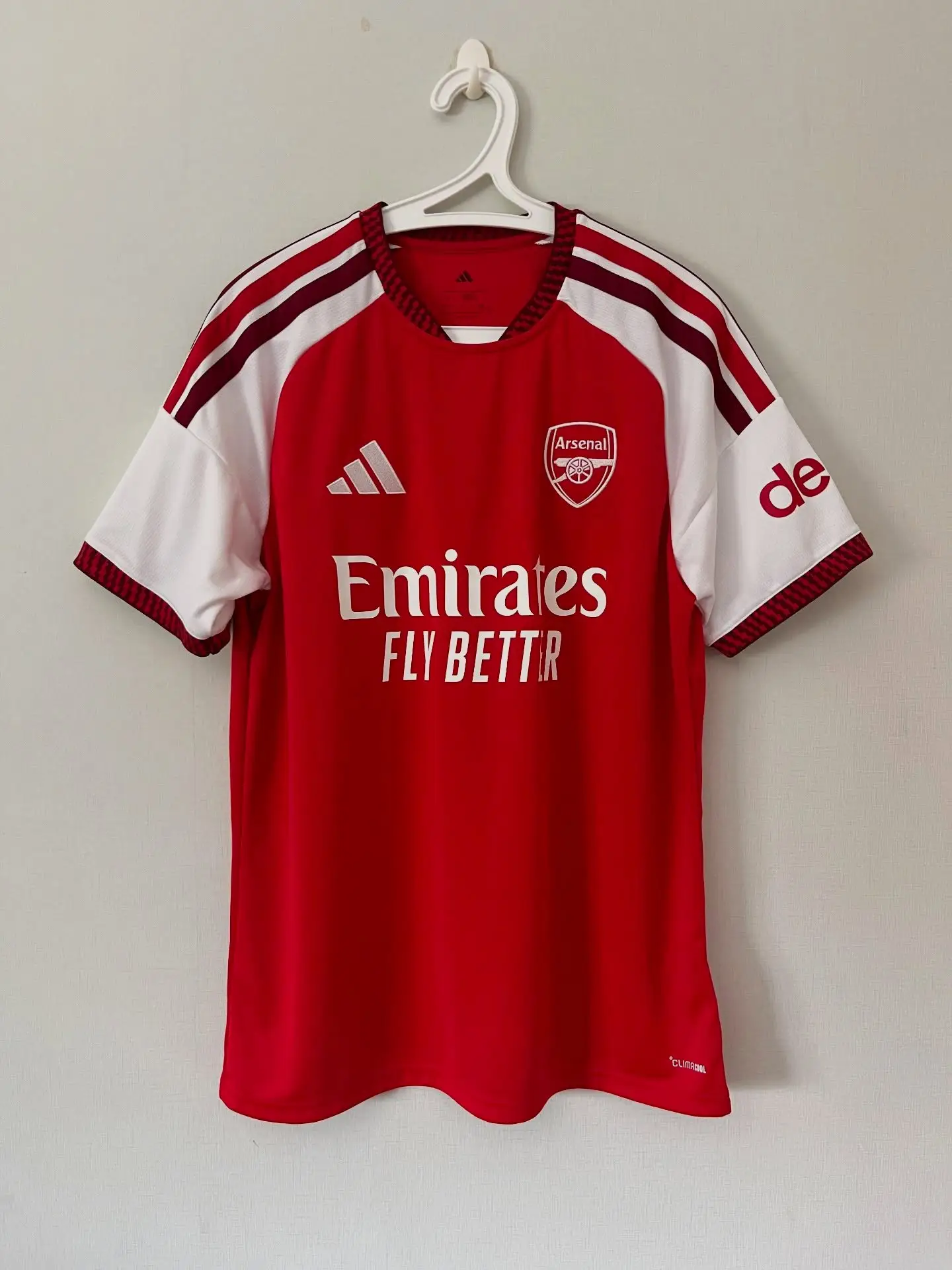 Arsenal's leaked home kit for the 2026-27 season. Image credit: Footyheadlines