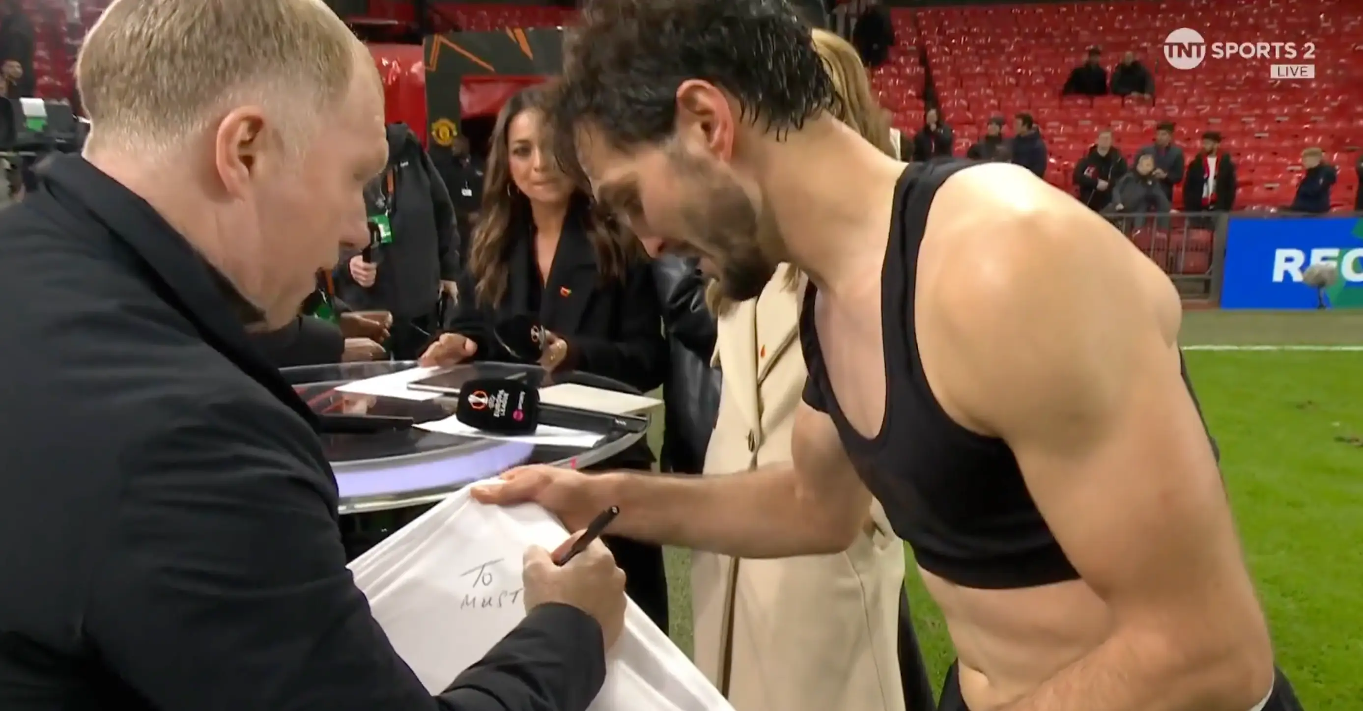 Paul Scholes signed an autograph for PAOK midfielder Magomed Ozdoev. Image: Getty