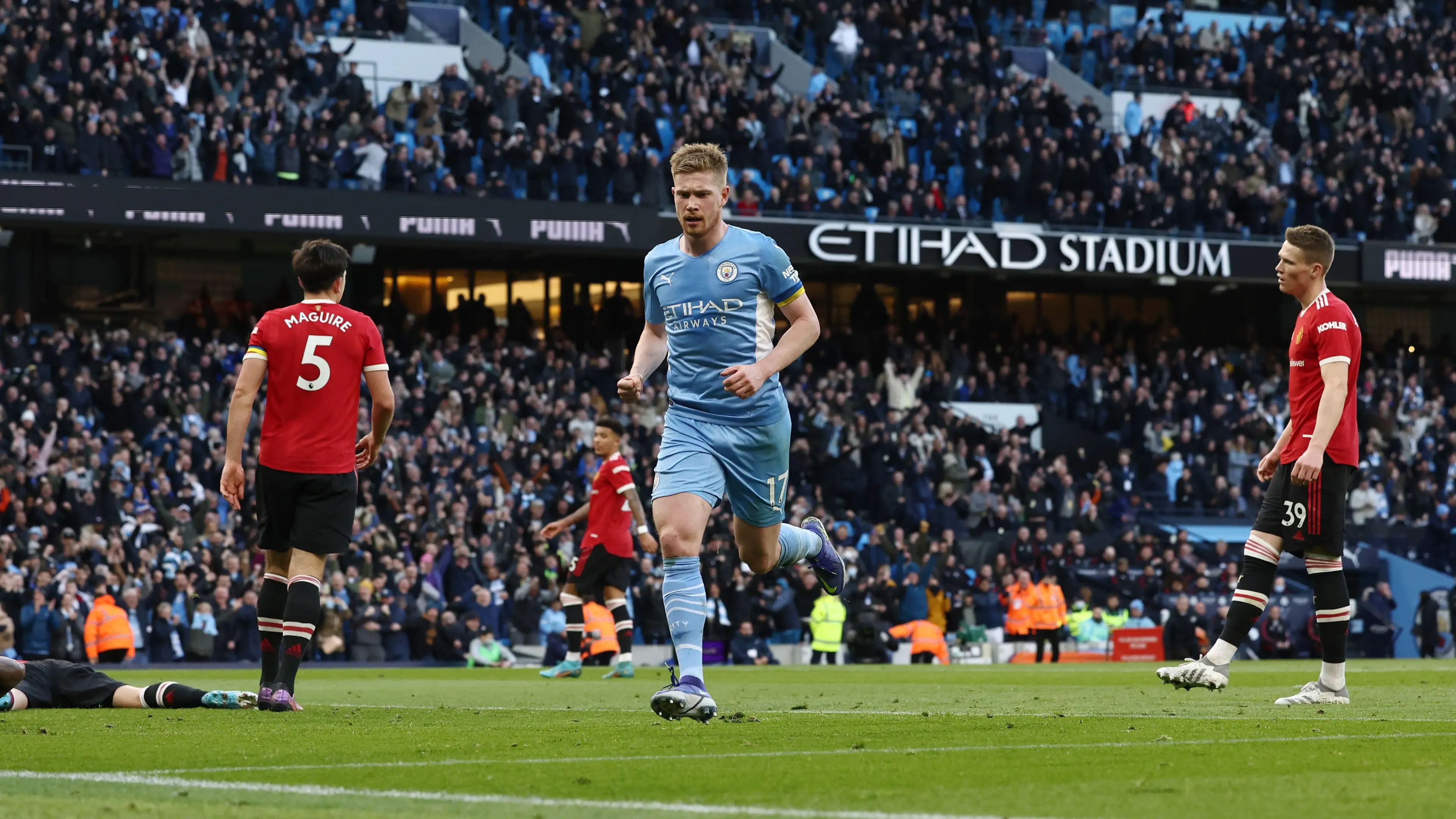 Kevin De Bruyne celebrates his goal against Manchester United.