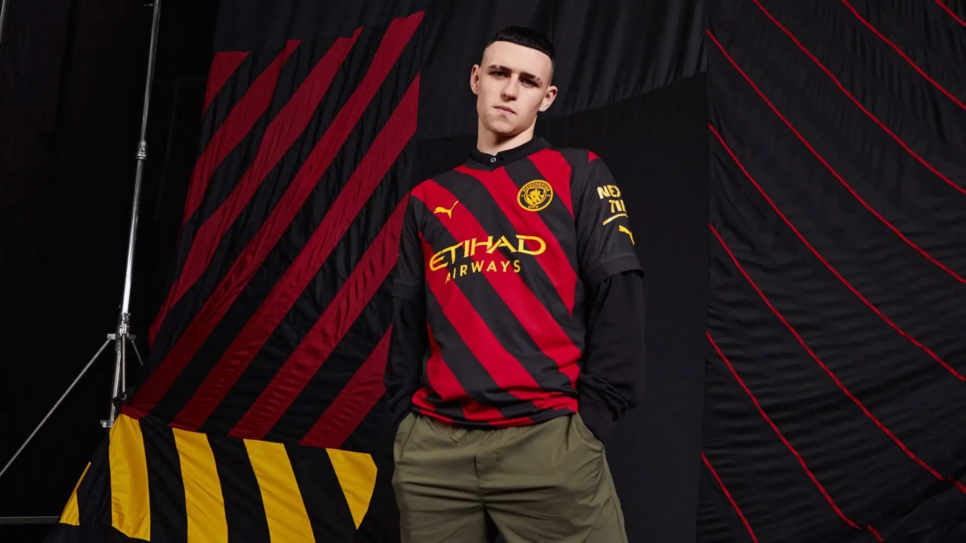 Phil Foden modelling the new Man City away kit (Manchester City / ManCity.com)