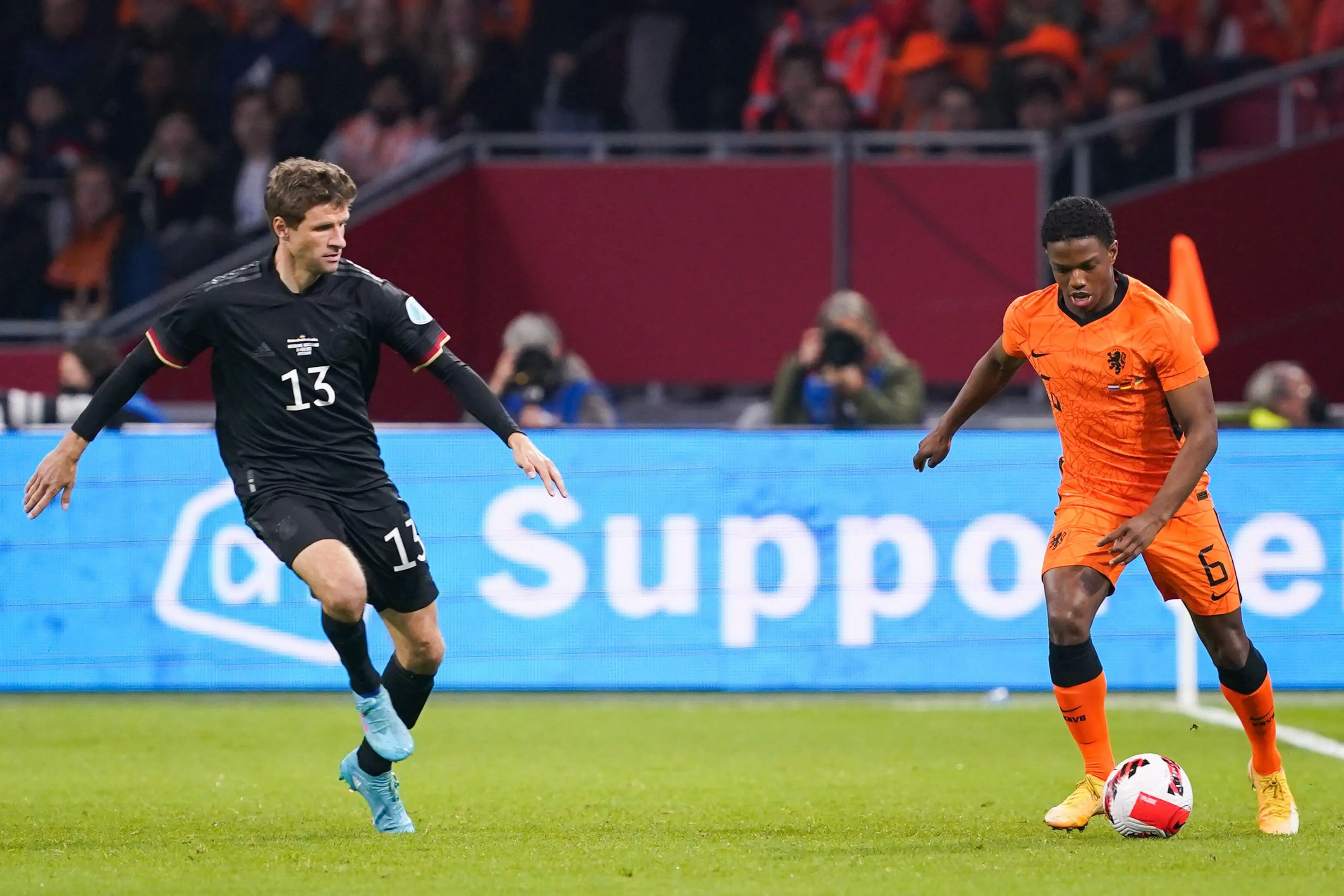Tyrell Malacia playing for the Netherlands (Alamy)