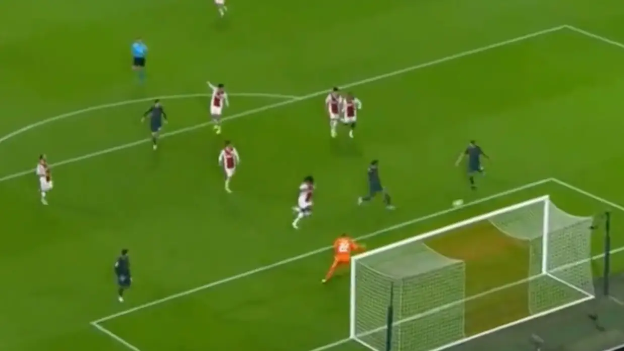 Darwin Nunez misses open goal from five yards out against Ajax