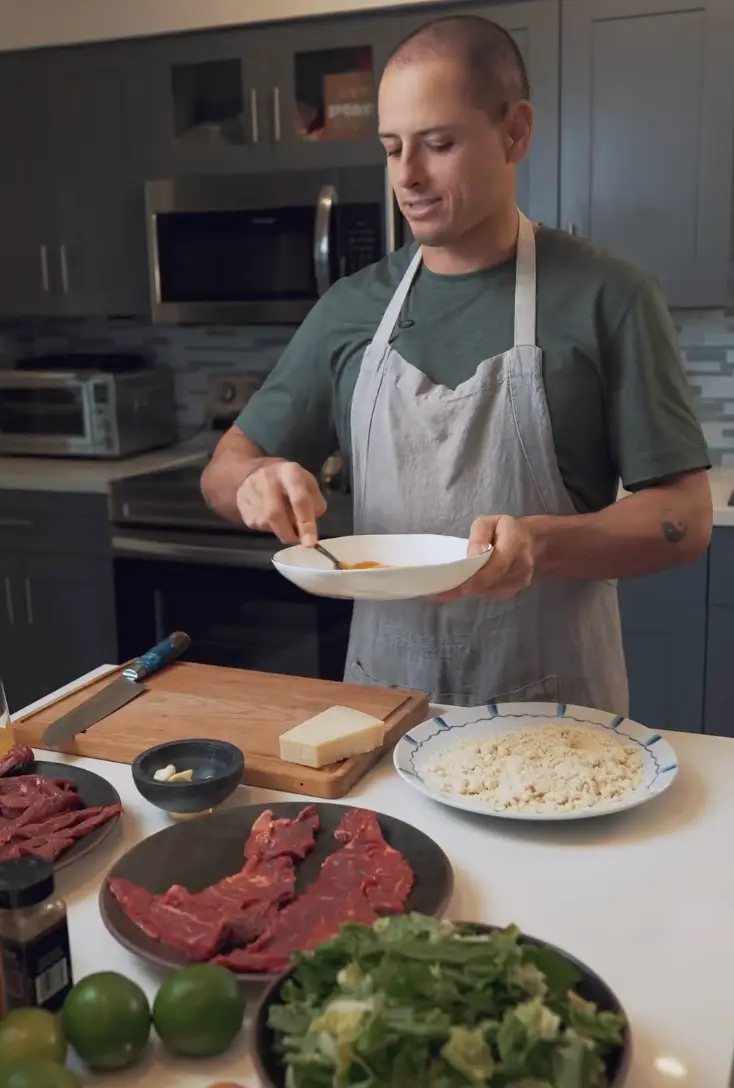 Javier Hernandez showed off his cooking abilities. Image: TikTok/@chicha14_