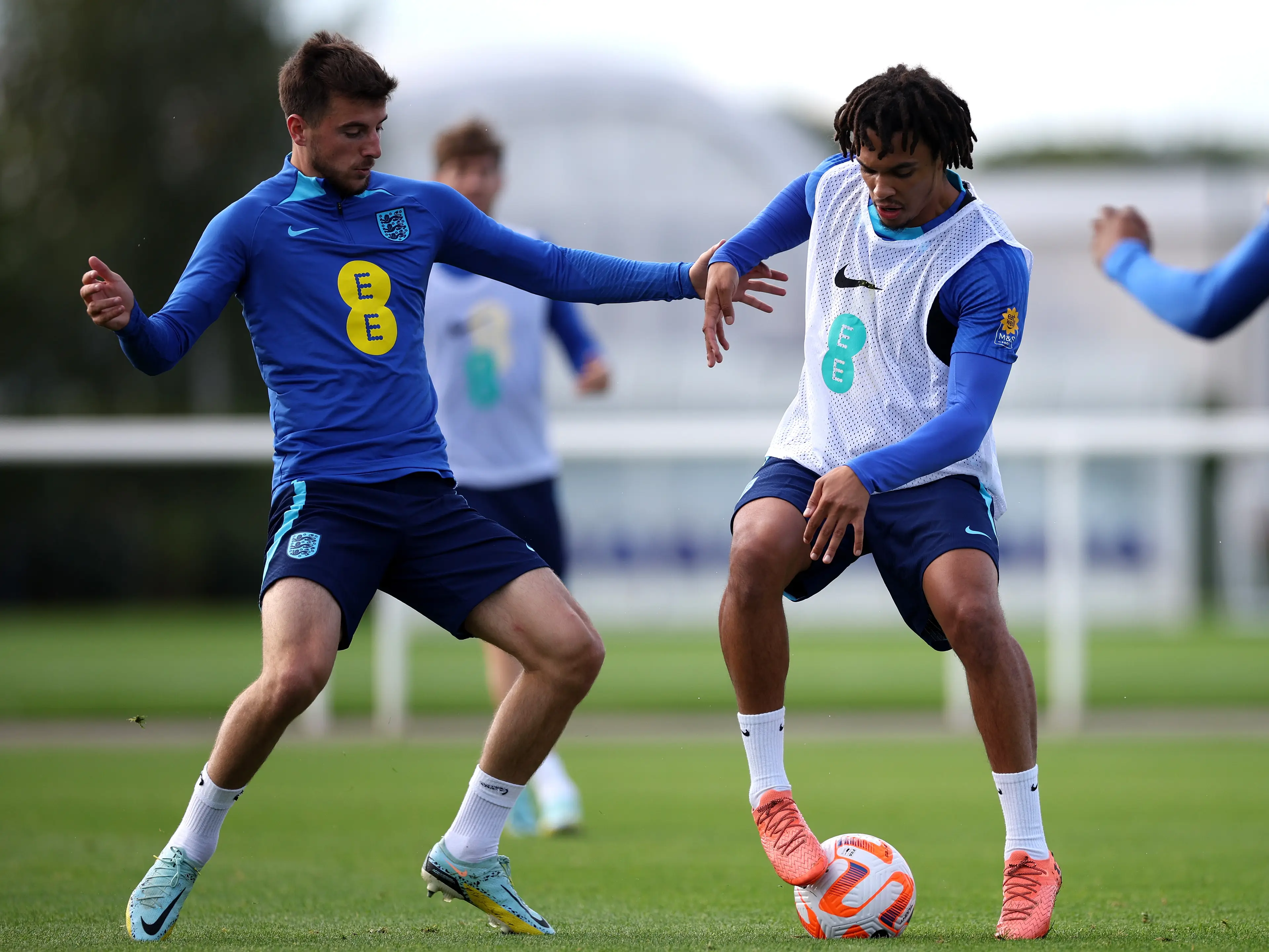 Mason Mount and Trent Alexander-Arnold during an England training session in 2022. Image: Getty 