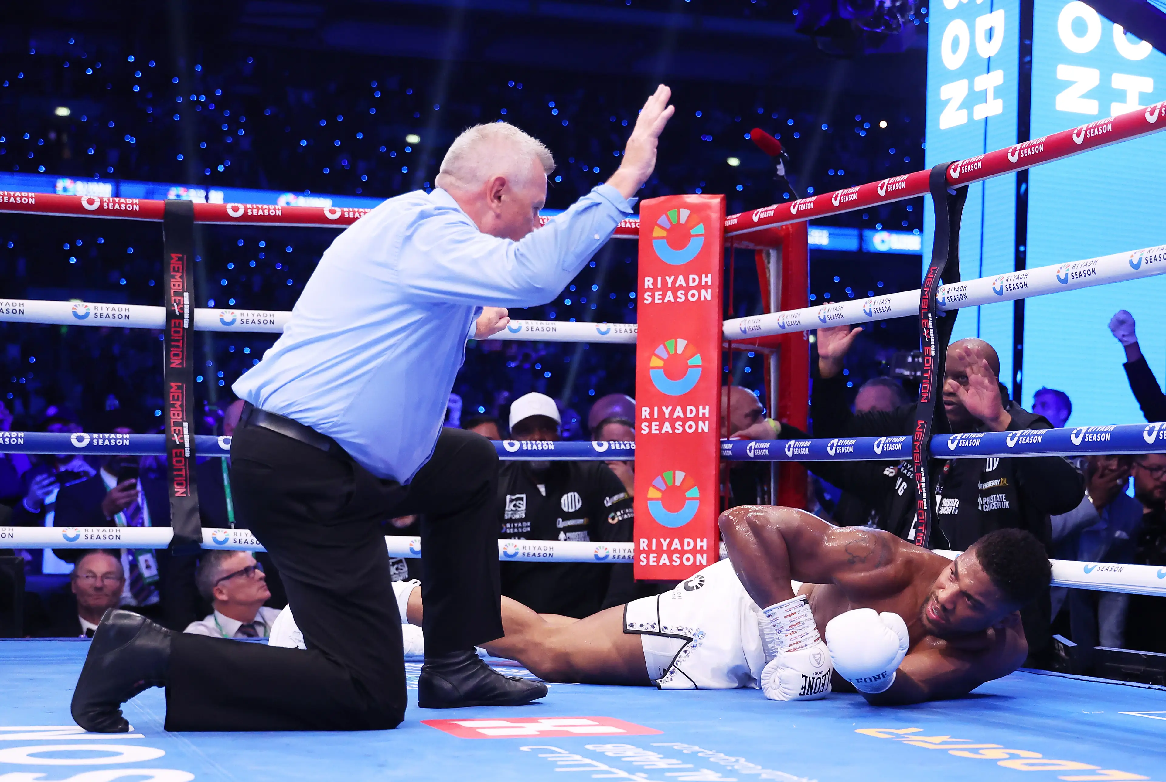 Referee waves off Anthony Joshua vs. Daniel Dubois. Image: Getty 