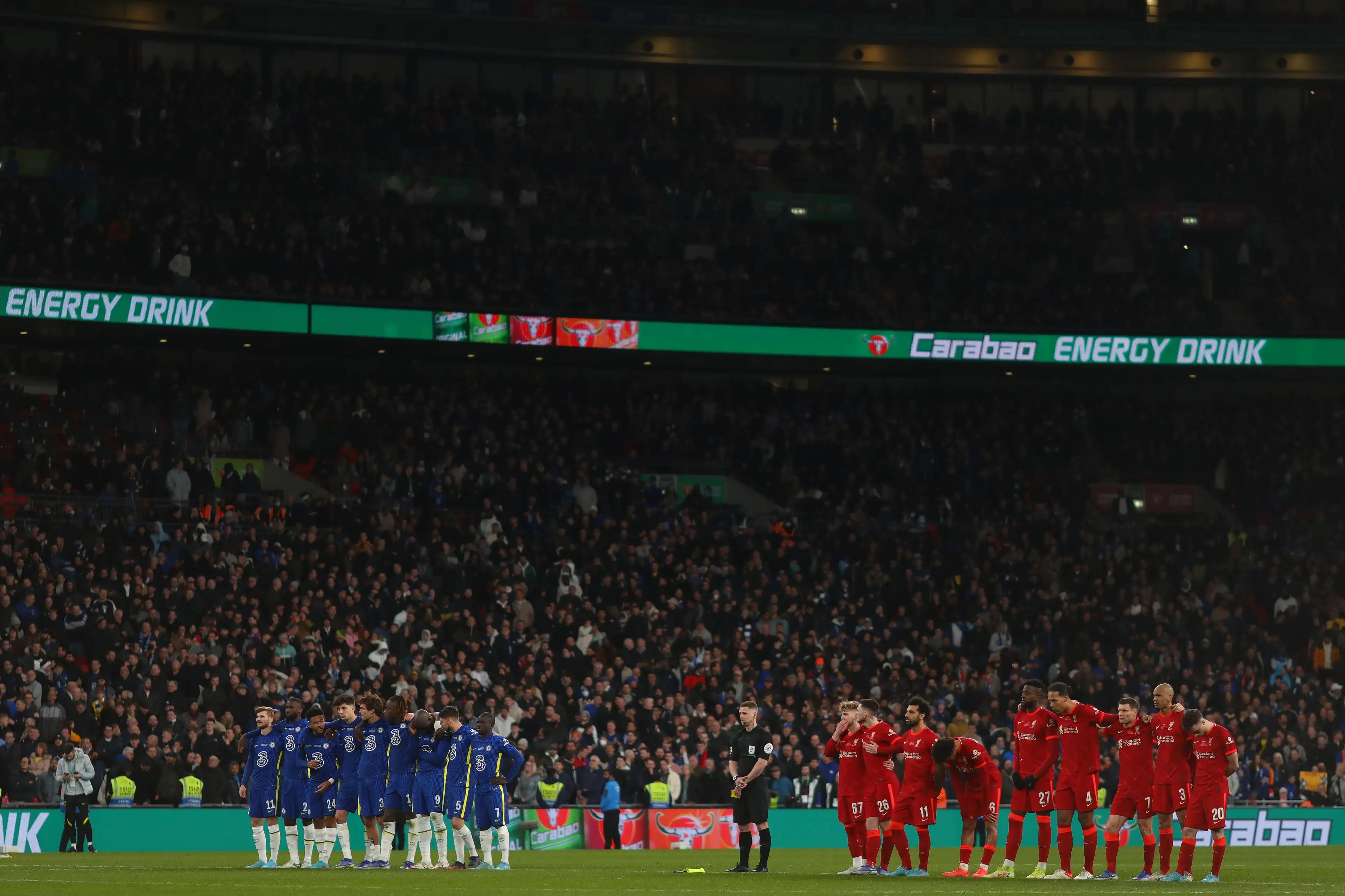 Chelsea and Liverpool players look on during the penalty shootout at Wembley. (Alamy)