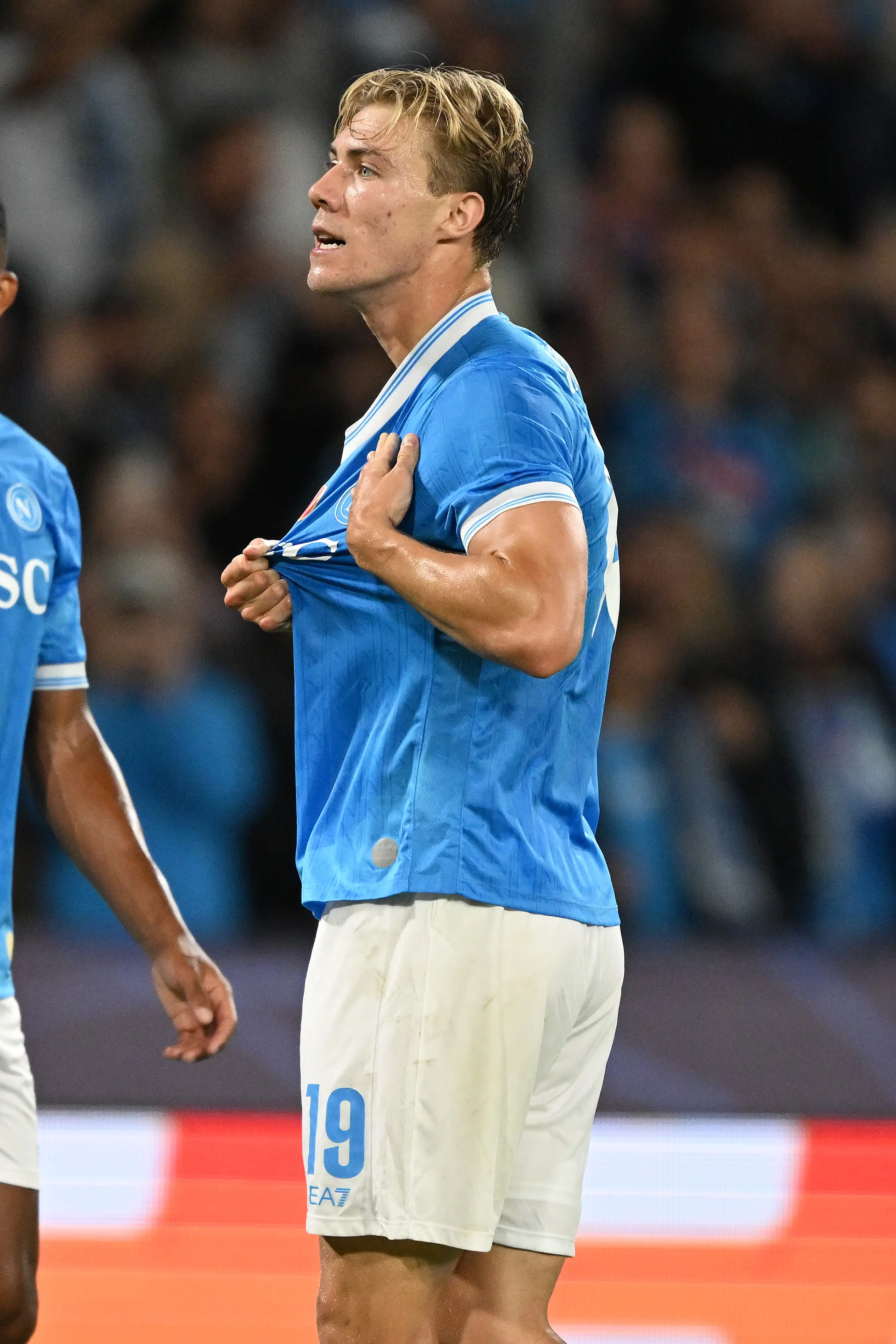 Hojlund celebrates by tapping the Napoli badge. Image credit: Getty