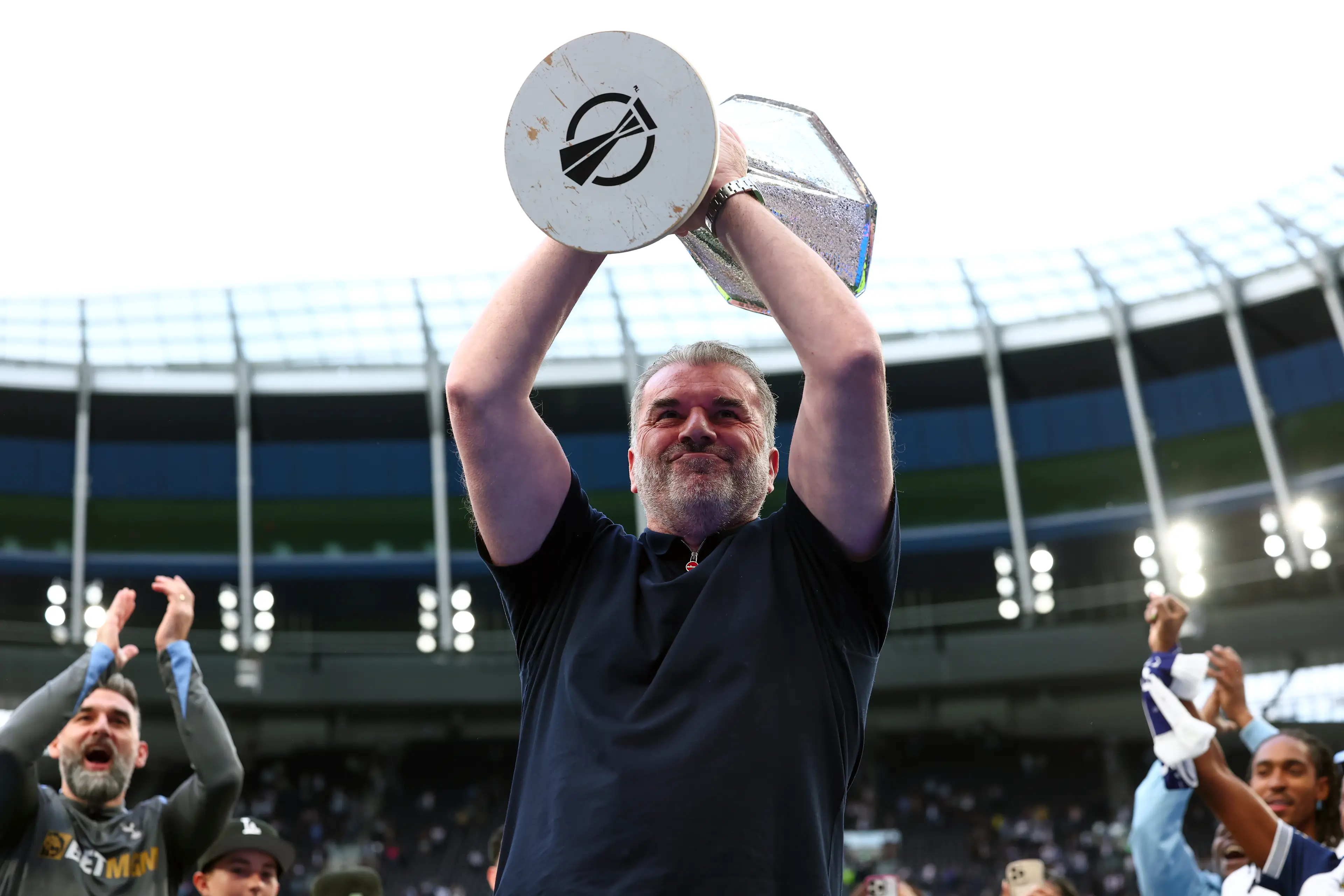Ange Postecoglou holds aloft the Europa League trophy. Image: Getty
