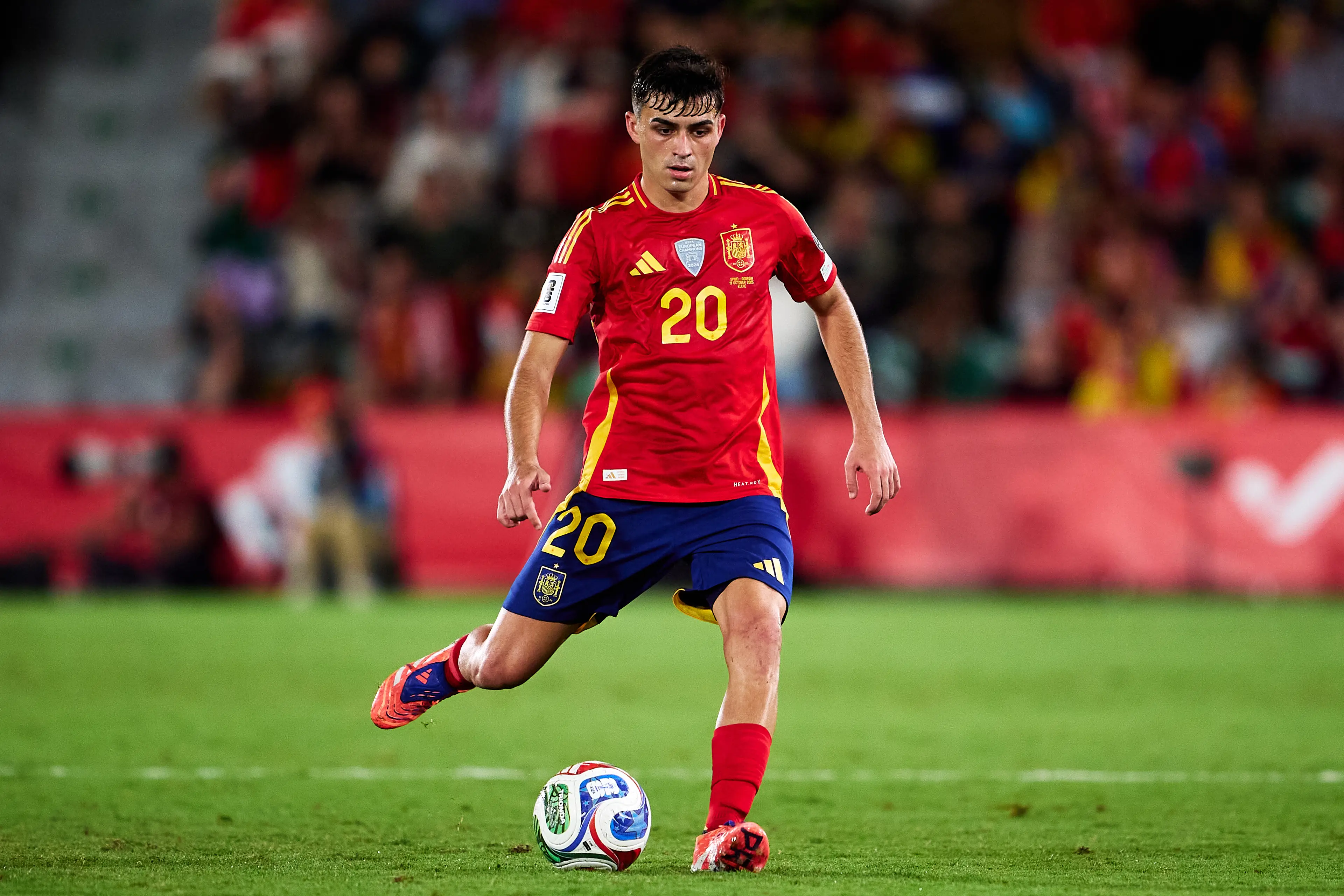 Paul Scholes is a big fan of Pedri. Image: Getty