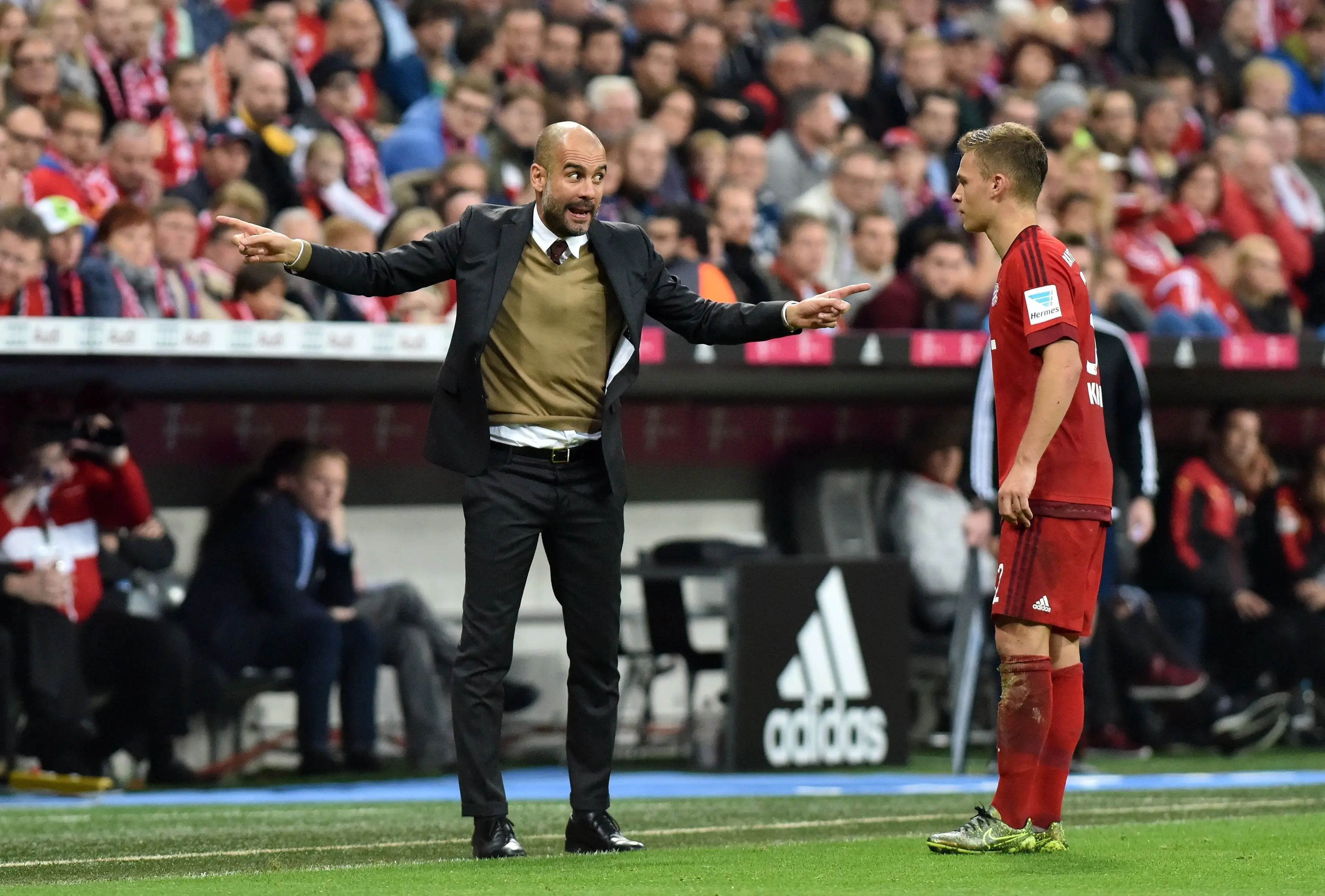 Pep Guardiola gives instructions to Joshua Kimmich. Image: Getty