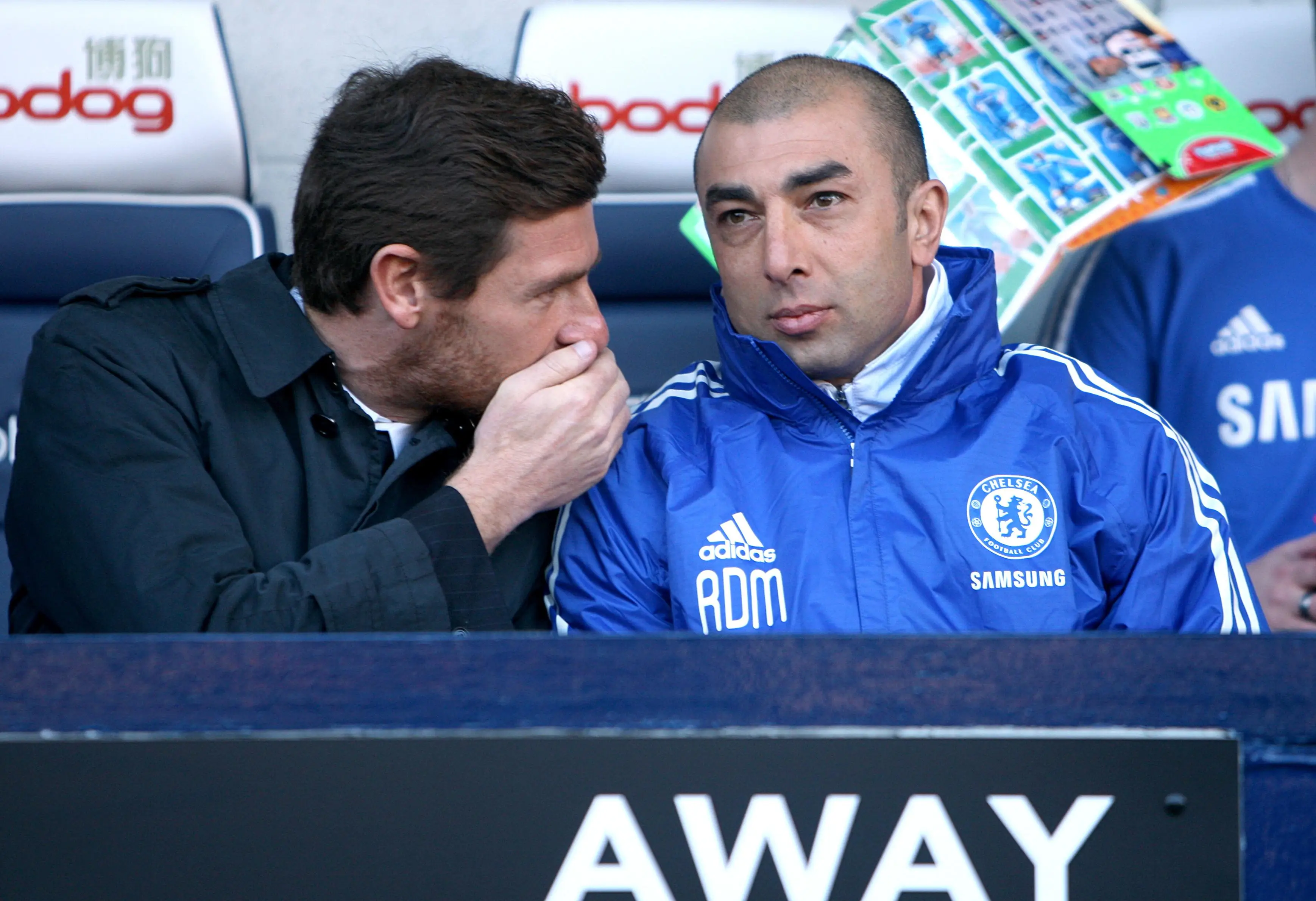 Andre Villas-Boas talking to Roberto Di Matteo in the Chelsea dugout. (Alamy)