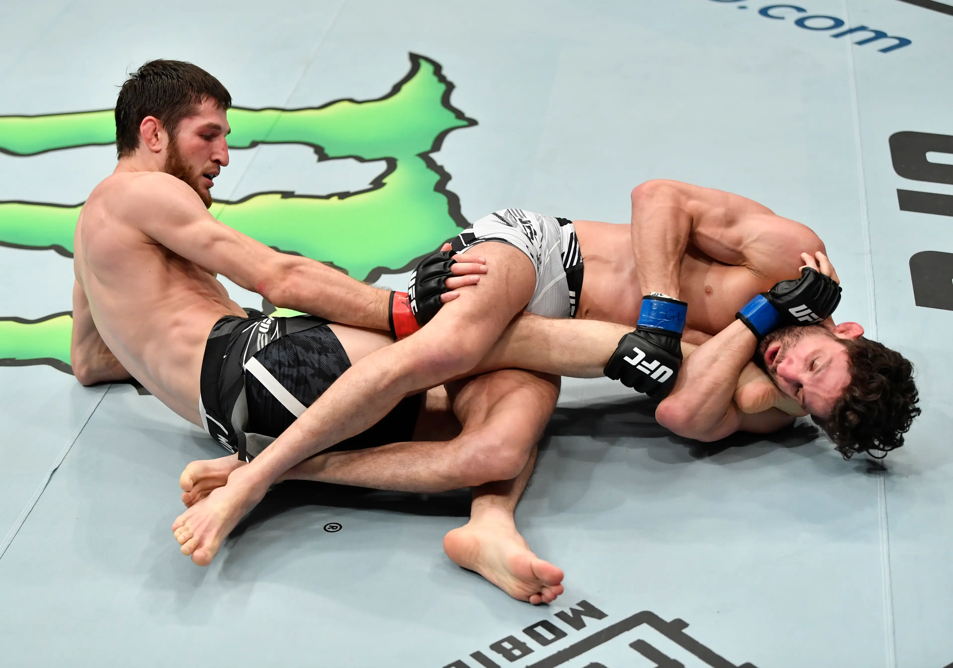 Allan Nascimento attempted a kneebar submission (Image: Getty)