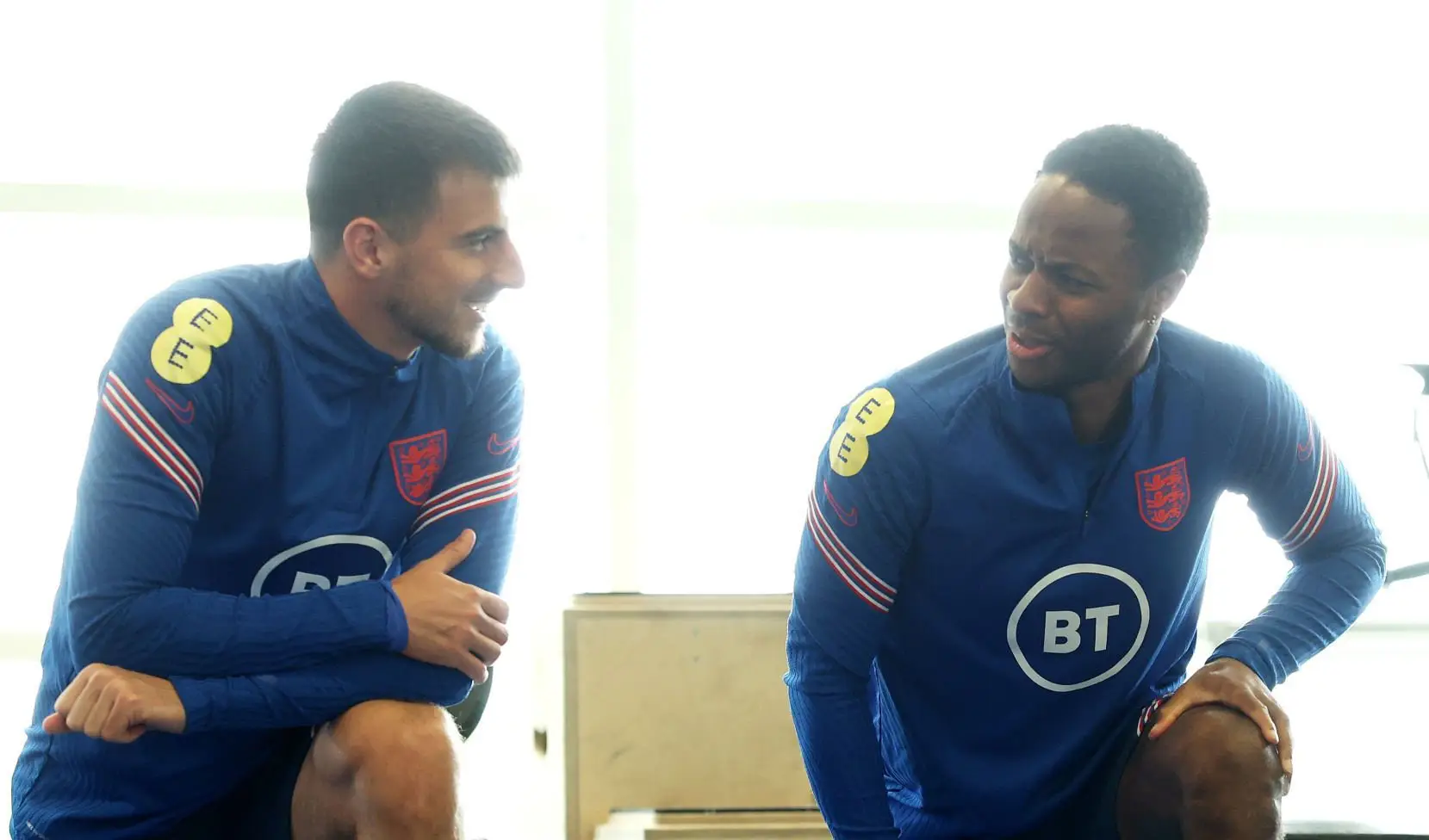 Mason Mount (left) and Raheem Sterling (right) together with their national team. (England)