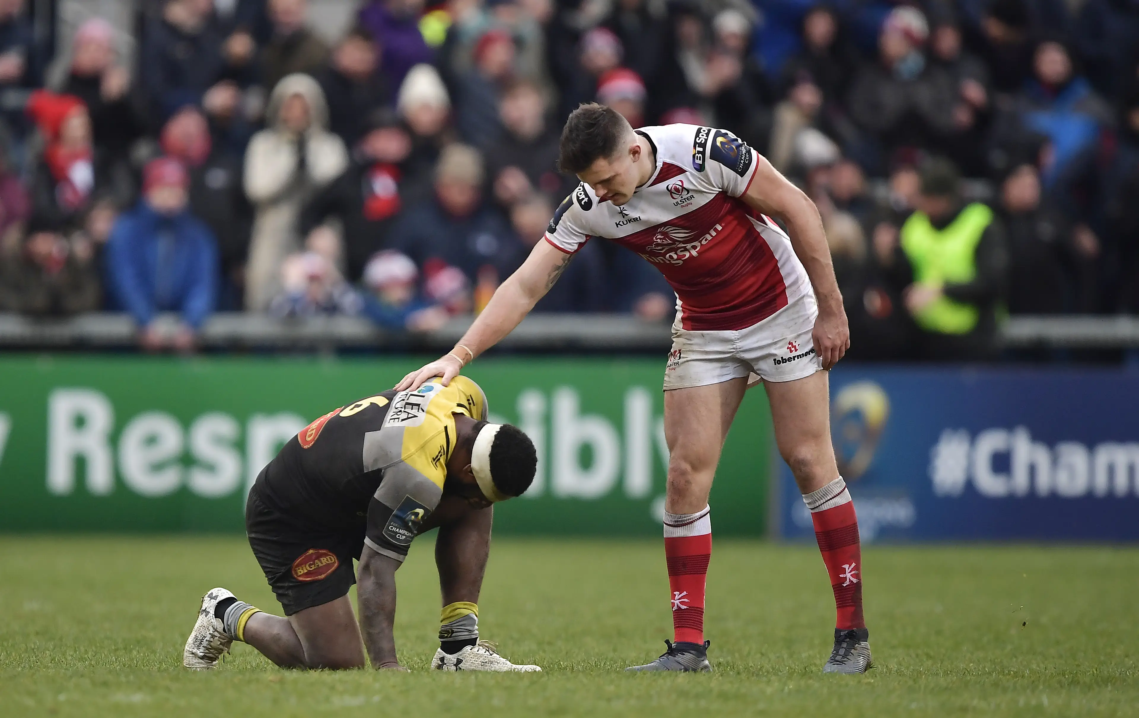 Jacob Stockdale of Ulster consoles Botia Veivuke of La Rochelle during the European Rugby Champions Cup match between Ulster Rugby and La Rochelle at Kingspan Stadium on January 13, 2018 (Getty Images)