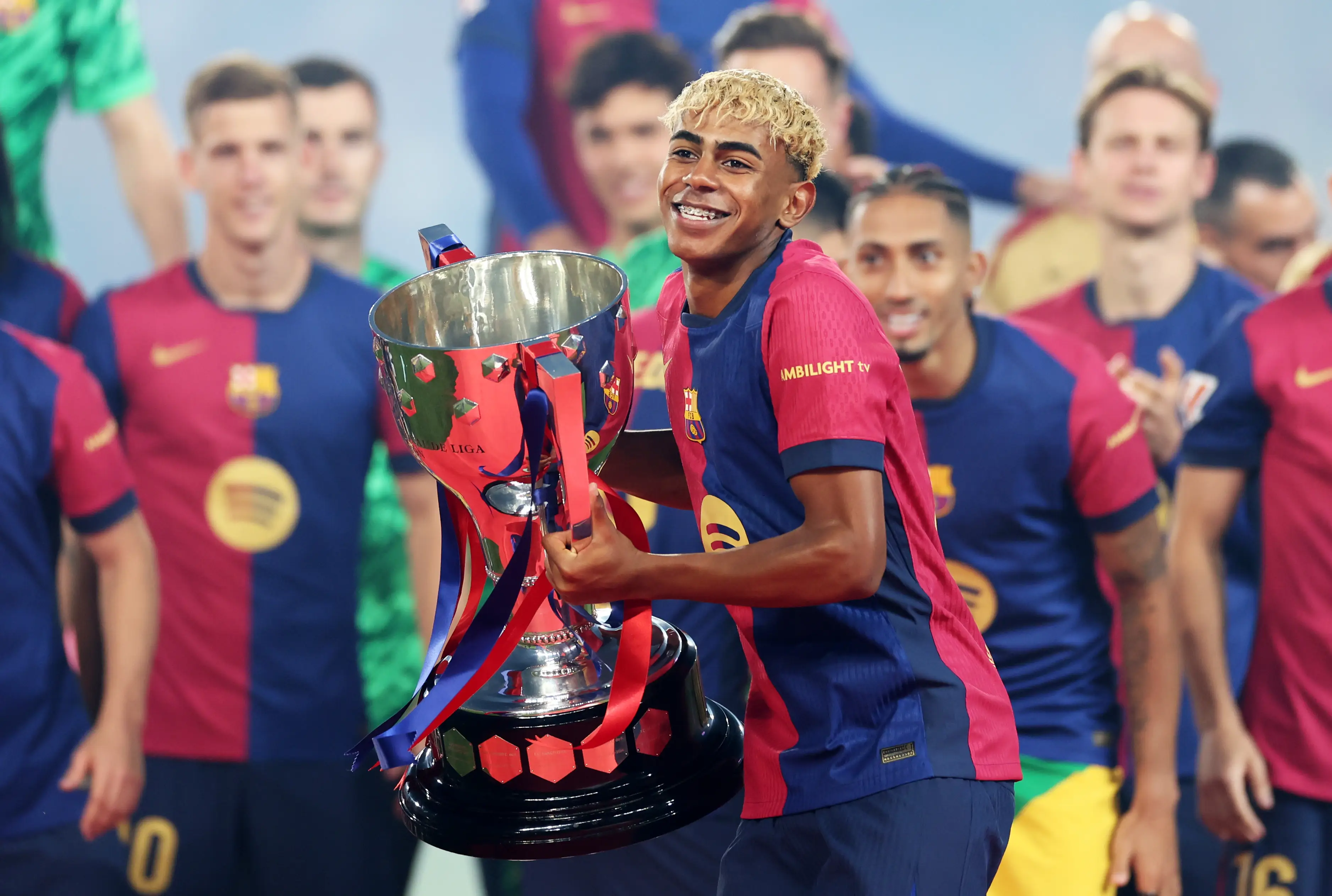 FC Barcelona star Lamine Yamal with the La Liga trophy.
