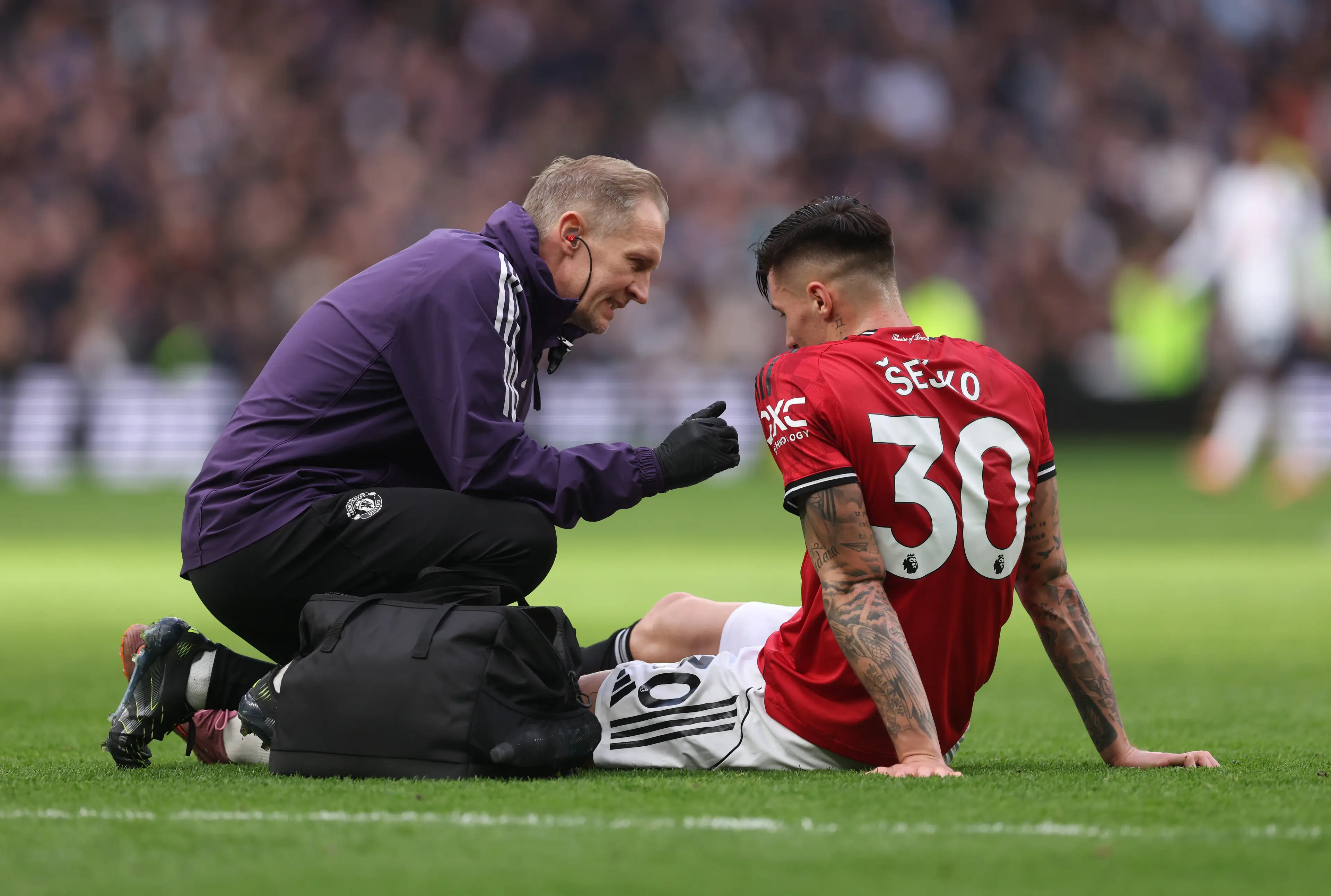 Benjamin Sesko was forced off with a suspected knee injury against Tottenham. Image: Getty
