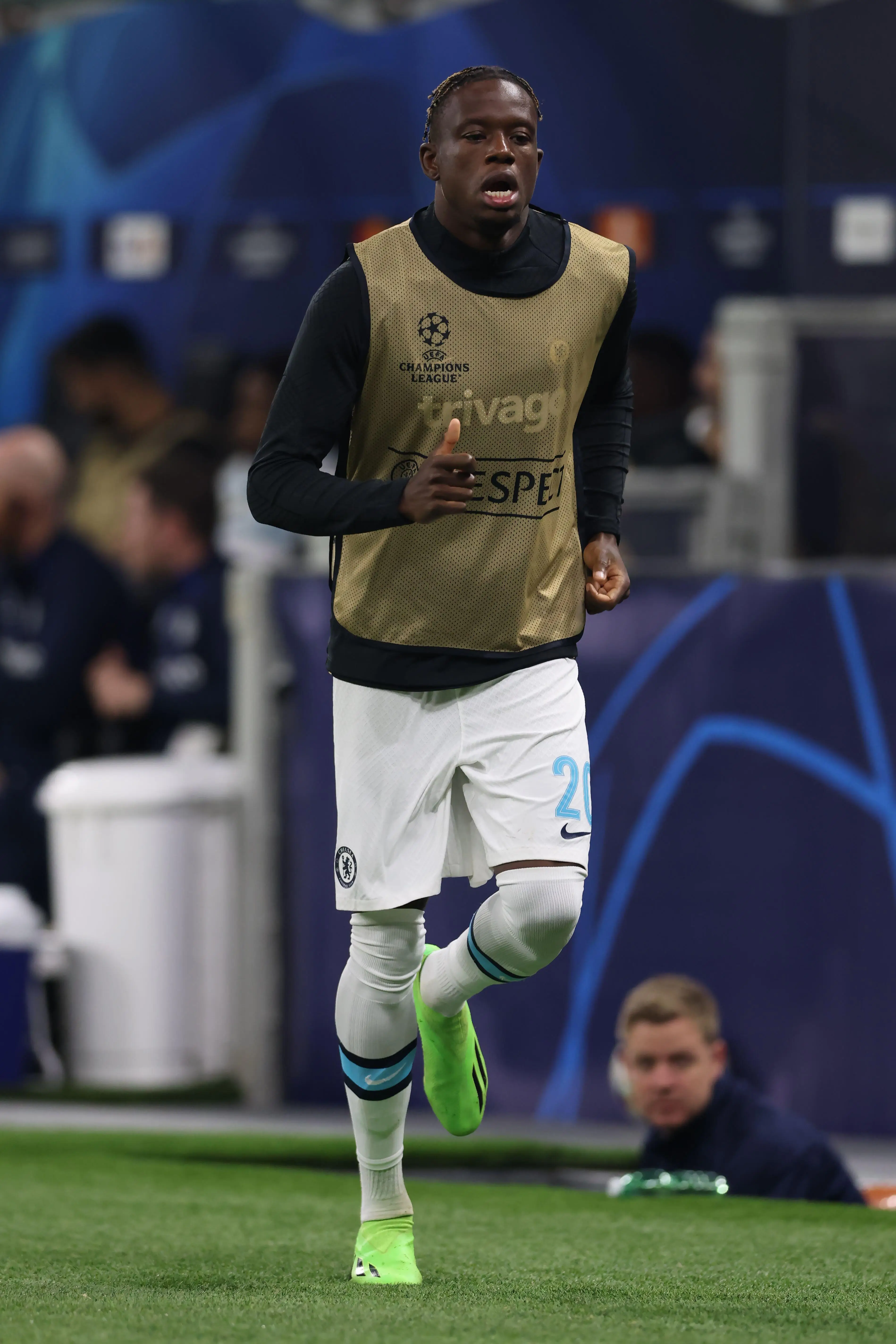 Denis Zakaria of Chelsea FC warms up during the UEFA Champions League match. (Alamy)