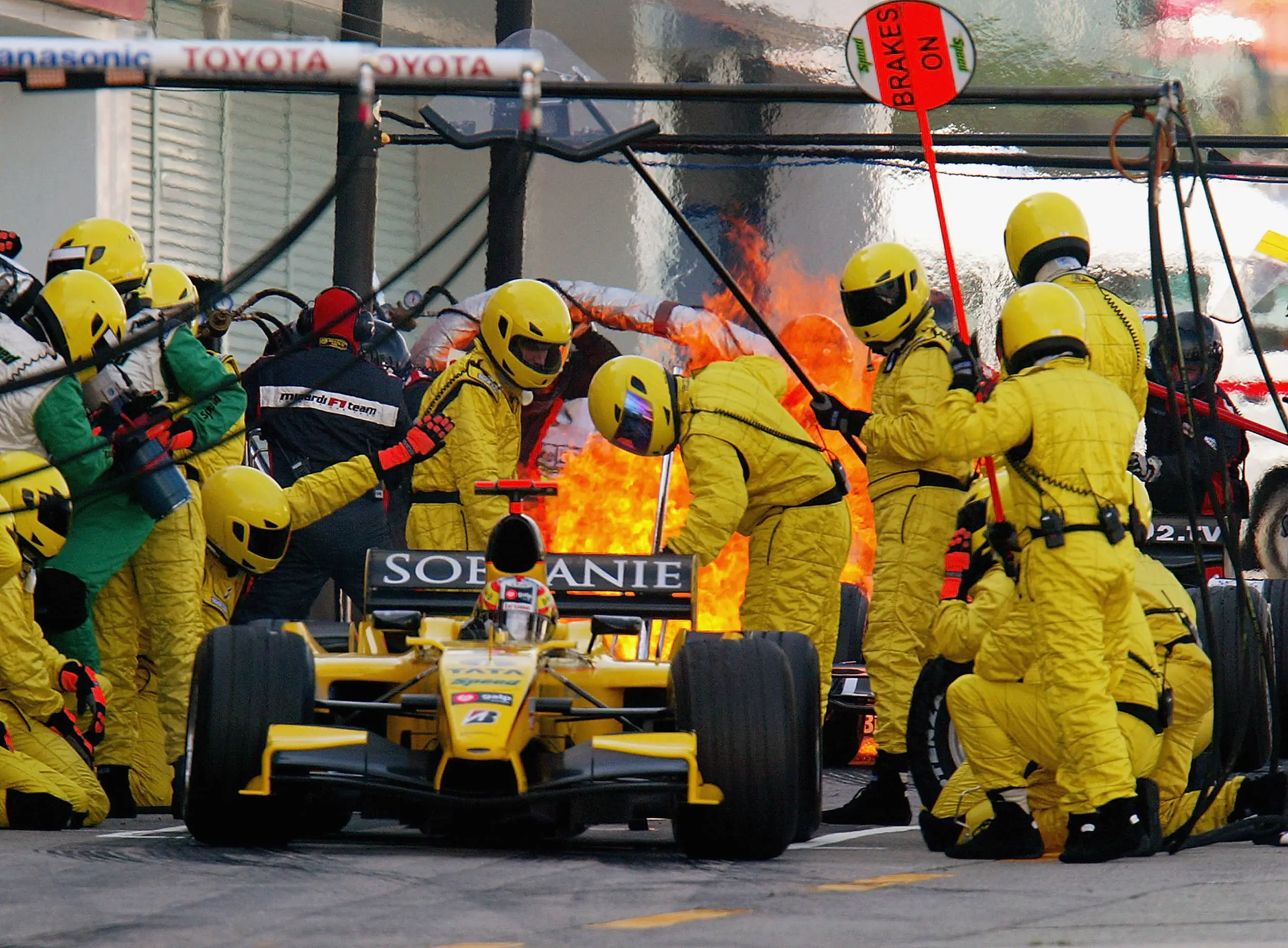 F1 refuelling fire (credit: getty)