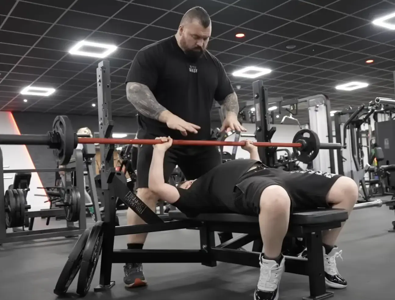 Maximus Hall can be seen pressing 40kg in the video.